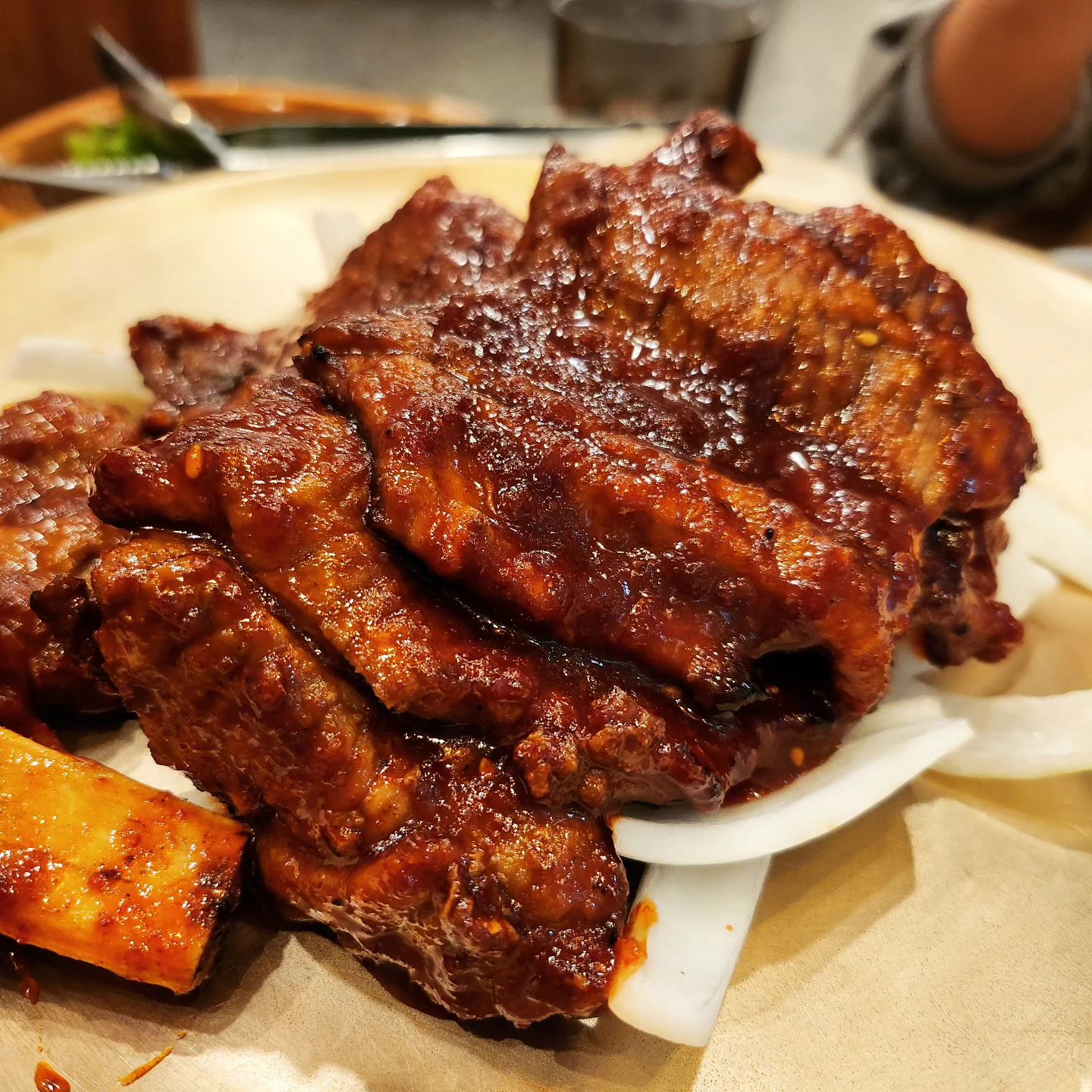 ♡오랜만에 친동생과 데이트
오전10시부터 1시까지는 동생 건강검진 동행
1시부터 2시까지 동명동 맞집찾아 헤맴
결국 배고파서 유스퀘어 고궁가서 밥먹음
4부터 6시반까지 스벅에서 마무리 수다.

8시간이상을 동생과 하루종일 데이트했네요.
결국 저녁되니 둘다 지쳤어요.

꼭 뭐 먹을려고하면 맛집찾기가 쉽지않아요
동명동 시내 어디를 가야할지
피드보면 맛집 꽉찼는데 점심에 먹을 맛집찾기가 쉽지않네요
이왕이면 첫끼는 한식을 추구하다보니
결국 그냥저냥 가끔씩 가는 유스쿼어 고궁가서 밥먹었어요. 

탁월한 선택!
매운갈비먹었는데 넘 맛있었답니다.
담에 와야겠어요.

그리고 스벅가서 저는 뱅쇼?, 쇼콜라롤케익,동생은 뜨아
아주 오랜만에 폭풍 수다 떨었답니다.
♡♡♡♡♡♡♡♡♡♡♡♡♡♡♡♡
#오랜만에 #동생이랑 #유스퀘어고궁 #유스퀘어맛집  #매운갈비  #갈비찜 #광주매운갈비 #일상 #맛집찾아 #스벅뱅쇼 #폭풍수다 #동명동맛집어디 #맛집그램 #맞팔 #수다 #오늘하루