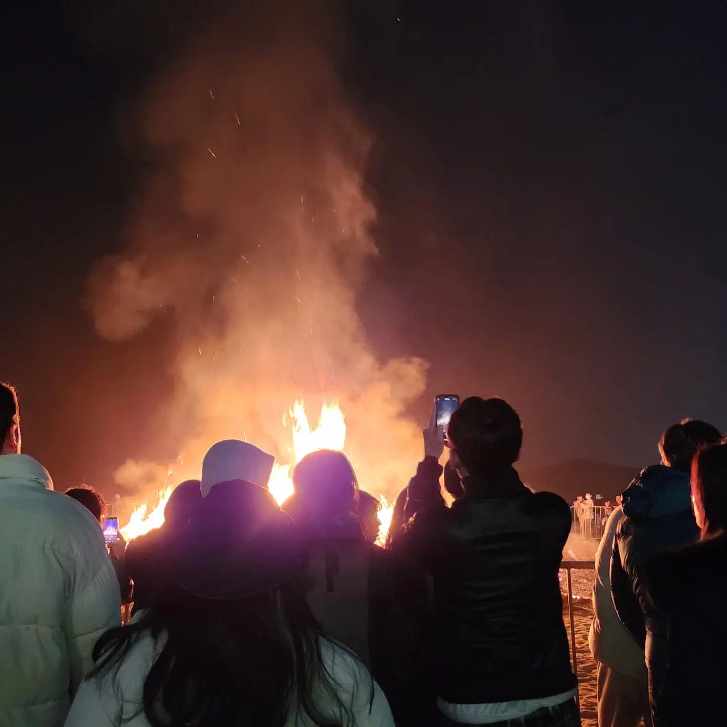 저번주 일요일에 산책나갔다가 바다 쪽에 웬 큰 불이 났나?싶어서 허겁지겁 뛰어가서 확인해보니...

해운대에서 1년에 한번 진행하는 정월대보름 행사인 해운대달맞이 온천축제라고 하더라구요~! 

나쁜 액운을 털어버리고 새해 소원을 비는 목적으로 큰 불을 피우는거라하여 저도 새해의 많은 소원을 빌고 왔습니당 ㅋㅋ...

#해운대 #해운대달맞이 #해운대달맞이온천축제 #산책 #불멍 #소원 #정월대보름 #정월대보름행사 #안지향챌린지