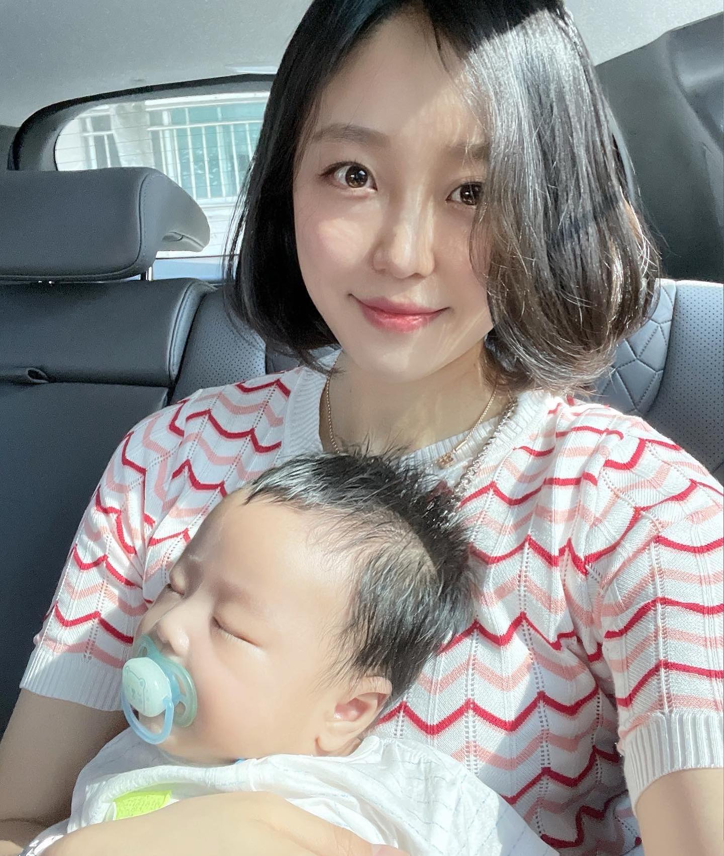 오랜만에 외출에 신나서 아들 자는데도 사진 마구 찍기🤣

이모 삼촌들〰
이현이 계정 만들었어요오 보러오세요🫶
ggomi___22