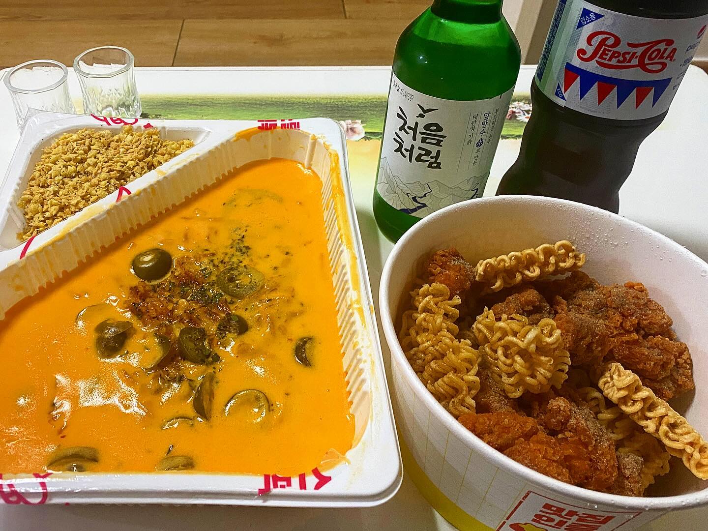 #협찬
오늘 제가 소개할 곳은 안산 본오동에 위치한 ’스텔라떡볶이 안산본오점‘ 입니다!
제가 주문한 메뉴는 바로!🧀🍡🍗
[치즈가폭포처럼떡볶이+후추별], [후추닭강정] 가격은 21,900원입니다❤️

치즈폭포떡볶이는 이름답게 치즈가 한가득이었어요!
체다/고다/파마산/모짜렐라로 총 4가지 치즈가 들어있으며
치즈를 추가하지 않았는데도 와우‼️ 넘쳐흐르드라구요
심지어 저흰 포장해왔는데도 치즈가 쭈~욱 늘어났어요

치즈가 잔뜩 들어가면 느끼할 거라는 생각을 할텐데 전혀! 🙅‍♀️🙅
꾸덕하면서도 로제떡볶이양념베이스에 할라피뇨 매콤함이 들어가
느끼함 전혀없이 다먹고 양념으로 리조또 생각날정도로
너무 맛있었어요 🤤🤤

새로 나온 후추별에 콕콕 찍어먹으면 짭조름한 후추와 바삭바삭하니 또다른 음식을 먹는듯한 느낌👍👍
후추별 튀김으로 인하여 더 또 다른 매력이 생기더라구요
처음 접하는 조합이라 별튀김 오잉!??? 했는데 이게 아주 별미더라구요 👻❤️ 
너무 맛있었어요‼️🥹🥹

후추닭강정은 닭강정만 있는게아니라 라면땅까지 있어요!
후추는 전체적으로 뿌려진게 아니라 한쪽에만 뿌려져있기 때문에 적당히 짭조름하니 부담없이 들길 수 있었어요 꼭 먹어봐요🙂

맥주랑 먹을까 하다 저희는 소주파이기 때문에 
소주와 곁들어 먹었는데 또 생각날 안주에요 👊

🚨🔥스텔라떡볶이 이벤트🔥🚨
스텔라떡볶이 홈페이지나 인스타 내에서 가능하며
100만원 소개와 함께 스텔라 떡볶이 태그만 하면 이벤트 참여 완료! 
만약 당첨이 안되더라도 참여만 해도 
사이드 무료쿠폰 100% 증정 중이라고 해요!!
꼭 참여하셔서 쿠폰 받아가세요 🔥🔥

✔️위치 
 경기 안산시 상록구 샘골로 164 상록빌딩 1층 107호

✔️영업시간
매일 11:00 ~ 22:00

✔️주차시설
매장 앞 주차 

#본오동떡볶이 #안산떡볶이맛집 #본오동닭강정 #안산닭강정맛집 #주현영떡볶이 #치즈가폭포처럼떡볶이 #스떡 #스텔라떡볶이 #치즈떡볶이 #치폭떡볶이 #스텔라떡볶이부산부곡장전점 #닭강정 #닭강정맛집 #먹스타그램 #먹팔 #koreafood #korearestaurant #飲食日記 #yummyfoods