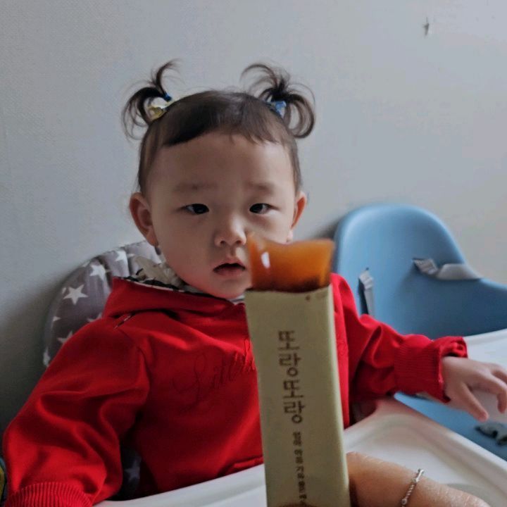 오물오물 냠냠냠
우리 귀염둥이 뭐먹고 있을까용??
눈은 티비를 보지만 입은 쉬지않는 기염둥둥이😍

🎀또랑또랑 배도라지젤리랍니다!!

배도라지는 호흡기 질환에 효과 좋은거 아시죠?
에취 에취!!!!🦠
환절기, 미세먼지등 요즘에 많이 필요하다구용!⭐️⭐️

요즘 많은 바이러스들...예방해야겠죠?
그에 도움이 되는 "플라티코닌D"가 들어있어요
믿음이 가죠?

🌷한의사 부부가 직접 개발
🌷HACCP 인증된 건강하고,안전한 제품
🌷3년근 무농약 도라지 사용
🌷몸에 좋은 도라지의 사포닌 강화!!!
🌷먹기 편하고, 탱글한 식감
🌷냉장,냉동으로 아이들간식 딱!
🌷12개월 이후부터~ 임산부, 수유부도 가능

이젠 달달한 젤리사탕대신 
또랑또랑 배도라지젤리 한포 어때요??

우리 또랑또랑 배도라지젤리로 면역력증가해요!!

💡공구기간 : 4월15일~4월19일

💡구매는 프로필링크 클릭클릭!!

#배도라지즙 #도라지배즙 #아기배도라지즙 #배도라지 #도라지청 #환절기 #건강 #배도라지젤리  #공구중 #배도라지공구 #건강필수템 #또랑또랑 #또랑또랑배도라지 #건강젤리
#어린이 #아기 #육아 #육아맘 #육아소통 #육아일상 #소통 #소통환영