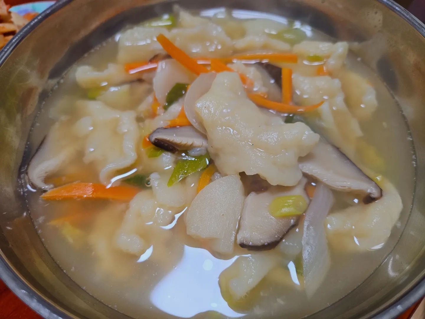 이젠 남집사가 여집사 쉬는날만 기다리는거 같아요..
금요일부터 오늘 밥해줄꺼야?하고 묻더라구요🤣
(출근하는날은 잦은 야근으로 힘들다는 핑계로 밥을 안하거든요😂)

금요일날 퇴근하고 뭐해줄까?했는데 결국 사먹고🤭
밥먹으면서 수제비 얘기를하길래 토요일에 #수제비 끓여줬네요😁

처음 끓여보는 수제비였는데 완벽했다!!
(7인분양 레시피인걸 확인안해서 반죽 반이상 남은건 안비밀😏)

남집사가 알려준건데~ #왕만두튀김 맛있데요!!
어제 튀기다가 태우기만하고,,,
잘 못튀겨서 남집사가 해줬는데 정말 맛있더라구요😳
군만두 싫어하는데 겉은바삭 속은촉촉 육즙퐝🎉
사이드메뉴로도 괜찮고 간식으로도 야식으로도 괜찮은거같아요~
식당에서도 판다던데 못먹어본 1인..
진짜 맛있으니깐 인친님들도 해먹어 보셔요😆

근데..오늘은 뭘해먹을까요??
인친님들은 뭐드셨어요~??
.
.
.
.
.
.
.
#요린이 #음식스타그램 #맛스타그램 #먹방 #food #koreanfood #집밥 #주부놀이 #우리집이맛집 #집사피드 #점심메뉴 #오늘의메뉴 #음식 
#집사일상