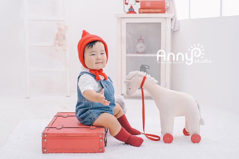 내 미니미 돌 사진❤ 작년 이맘때 만삭 촬영부터 울 아들 돌까지! 길면 길고 짧으면 짧았던 1년의 성장 기간,, 만족스러웠던 촬영. 이젠 앨범에 들어갈 사진만 고르면 끝인데 뭔가 아쉽다. 언제 이렇게 컸니 😂

#애니스튜디오#애니스튜디오안양점#안양아기사진#안양아기사진잘찍는곳#베이비스튜디오#안양만삭화보#안양만삭사진잘찍는곳