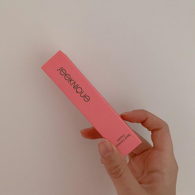 💉 on Instagram: "시크니크의 스팟 컨트롤 크림이예요 :) 시크니크란 뜻은 유일하고 독특한 발견, 특별함을 찾다 라는 뜻으로 자연에 담겨진 가능성과 특별함으로 건강한 아름다움을 선사하는