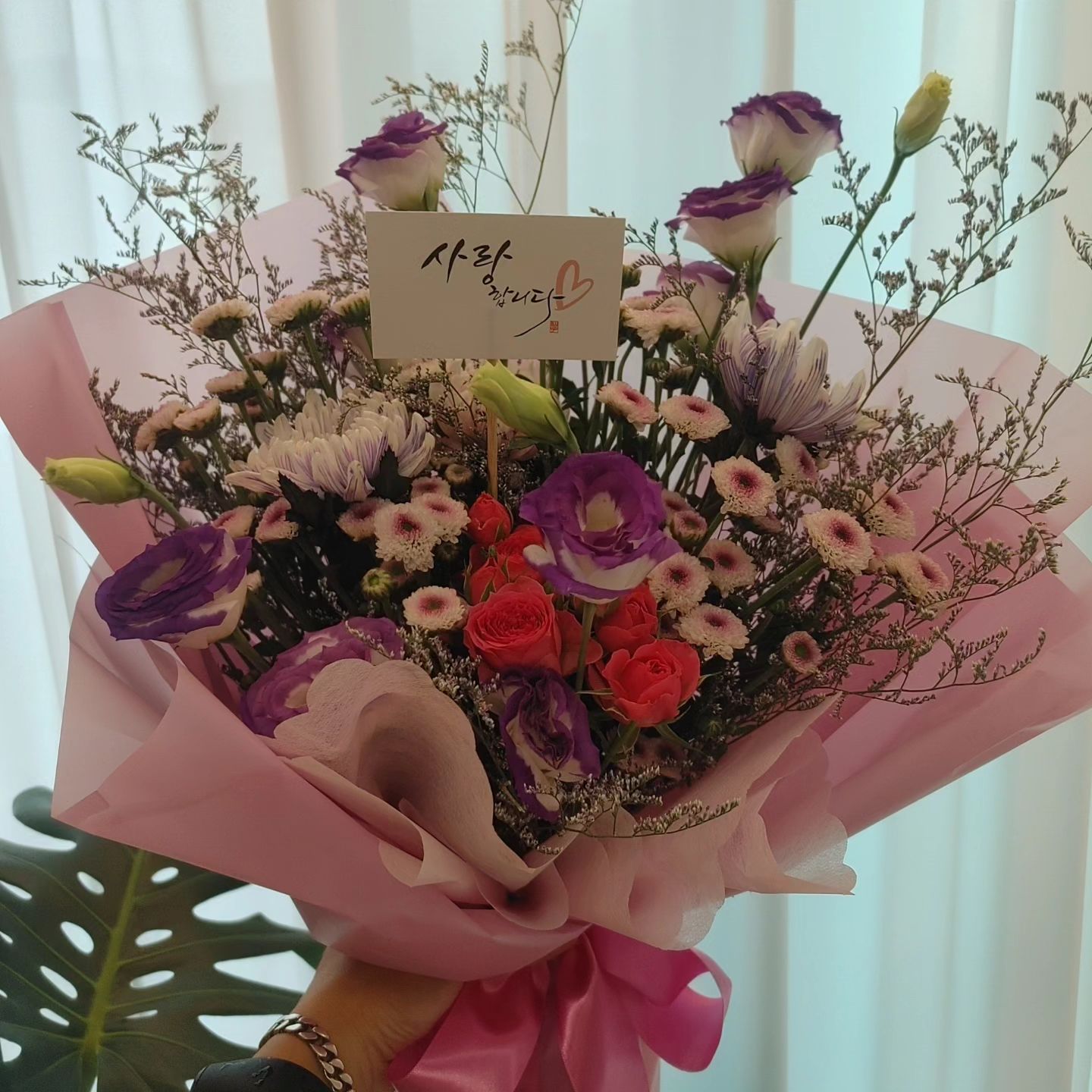 결기결기♥
스시집에서 딸래미 잘먹으면 사시미 두판쯤이야 ㅋㅋ
사시미에, 가쯔오부시향 가득한 우동, 초밥까지 꿀꺽꿀꺽 ㅋㅋ
자두하이볼+복숭아하이볼도 굿굿♥

예전엔 나를 위한 시간
어떤땐 그냥  지나가는 시간
지금은 우리같이 행복한 시간

같은날인데 9년간 여러모습과 감정으로 변했다
결과적으로 지금 우리는 안정을 찾고 
서로의 모습 그대로를 어느정도 인정하고 그 자체를 아끼며
그렇게 살아가는거 같다
인생은 바다와 같다지만
앞으로도 이 편안함이 지속되길 바래본다