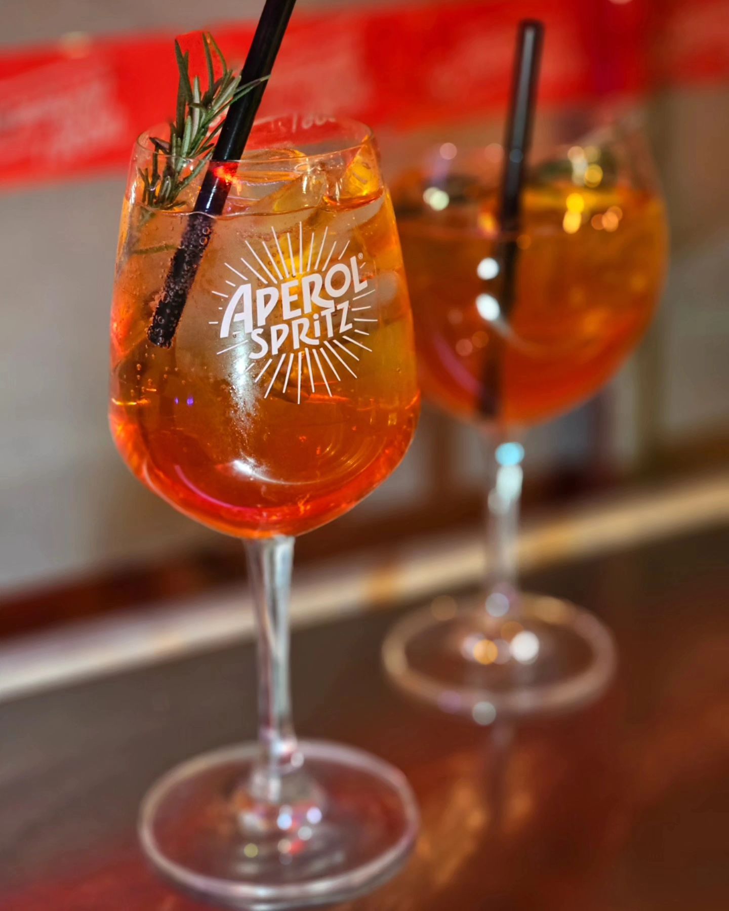 저의 all time favorite 중 하나🧡
아페롤 스프리츠 aperolspritzkr
키치하고 힙한 무드가 넘치는 이태원 몽키래빗에서 한 잔씩✨️
운이 좋으면 사장님께서 마술을 보여주시는 재밌는곳

📍아페롤
주종 : 식전주, 아페리티보 리큐르
제조국 : 이탈리아 파도바
도수 : 11%

📍몽키래빗🐵🐰
주소 : 서울 용산구 녹사평대로40길 45 1층
영업 시간 :
목-금 17시~1시
토 14시~2시
일 14시~24시

#몽키래빗 #이태원 #녹사평 #이태원펍 #녹사평펍 #이태원바 #녹사평바 #이태원술집 #아페롤 #아페롤스프리츠