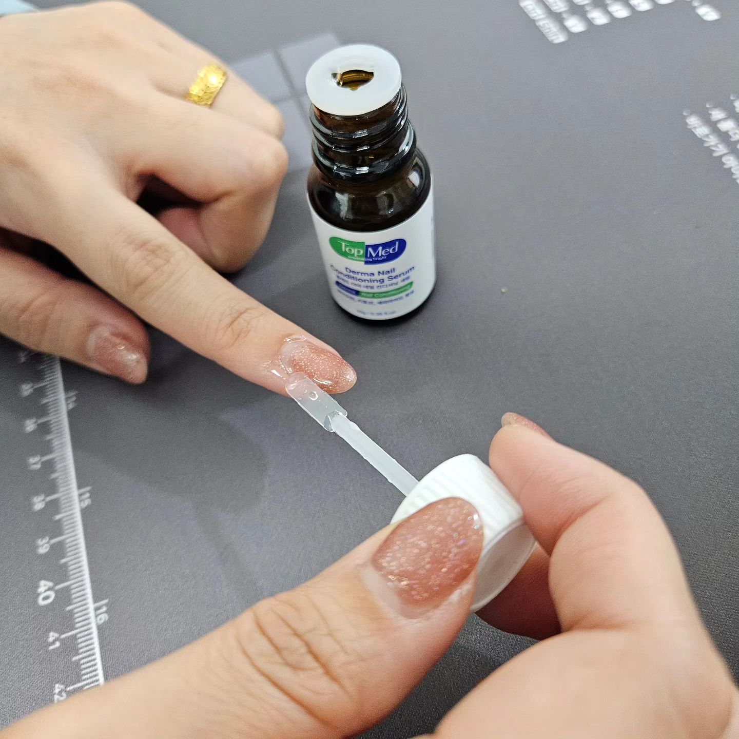 #협찬 

topmed_main 

#톱메드 #비건손톱영양제

변색되고 손상된 손발톱을 위한 더마네일컨디셔닝세럼
일반적으로 사용 하던건 일주일후 지워내야해서 번거로움으로 사용을 잘 안하게 되는데 세럼타입이라 지우지 않아도되서 편하네요
손발톱 피부에 직접 흡수되기때문에 바르기만하면 끝이에요
위생적인 스틱타입 팁으로 잘발라지고 새지도 않고 간편하네요

독일 더마테스트 엑셀련토 등급 획득
피부자극테스트 임상시험 완료
영국 비건소사이어티인증 받았기 때문에 꾸준히 사용하기에도 걱정없어요
단1회사용 만으로도 효과좋네요 

#손톱강화제 #손톱관리 #올리브영손톱영양제 #목표 #올영픽  #재미 #맛집 #발톱영양제 #육아 #신상품나왔을땐 #큐티클오일 #네일영양제 #08L #네일강화제 #경험 #손톱영양제