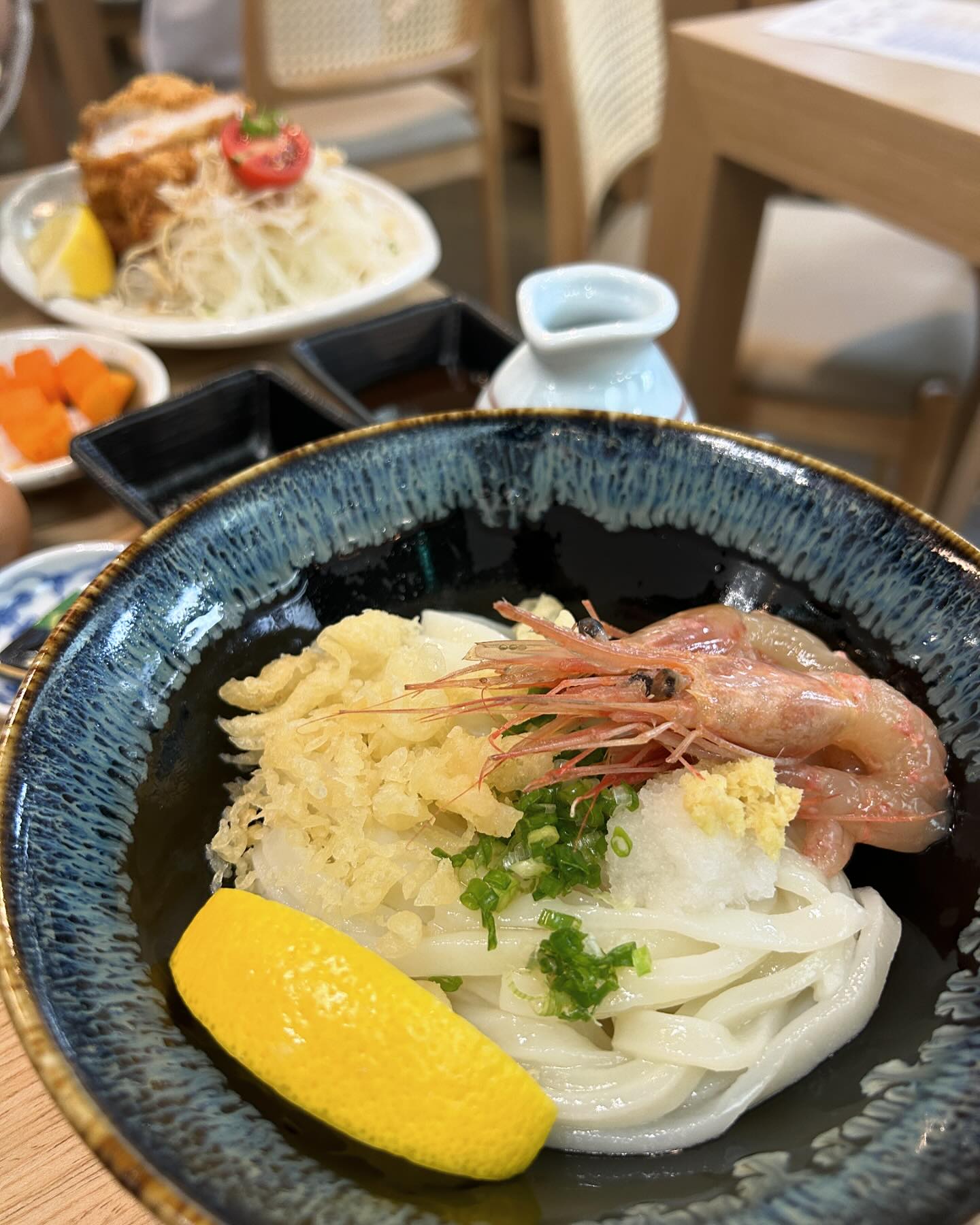 udongdang 쫜득쫜득한 면발에 감칠맛나는 육수부어 반숙계란에 찍먹하면 행복완성 🍀 맛있어서 리필해서 먹었다 밥 면 리필가능 카레도 오랜시간 정성들인 일본식 카레라 메뉴로 먹어도 손색없는 퀄리티인데 맛 볼 수 있어서 좋았어요~
.
.
.
.
.
#우동당 #가로수길맛집 #붓카케우동 #가로수길 #가로수길데이트 #카레우동 #일식집 #일식당 #먹투어 #먹부림그램 #오늘의맛집 #서울맛집 #주말데이트코스