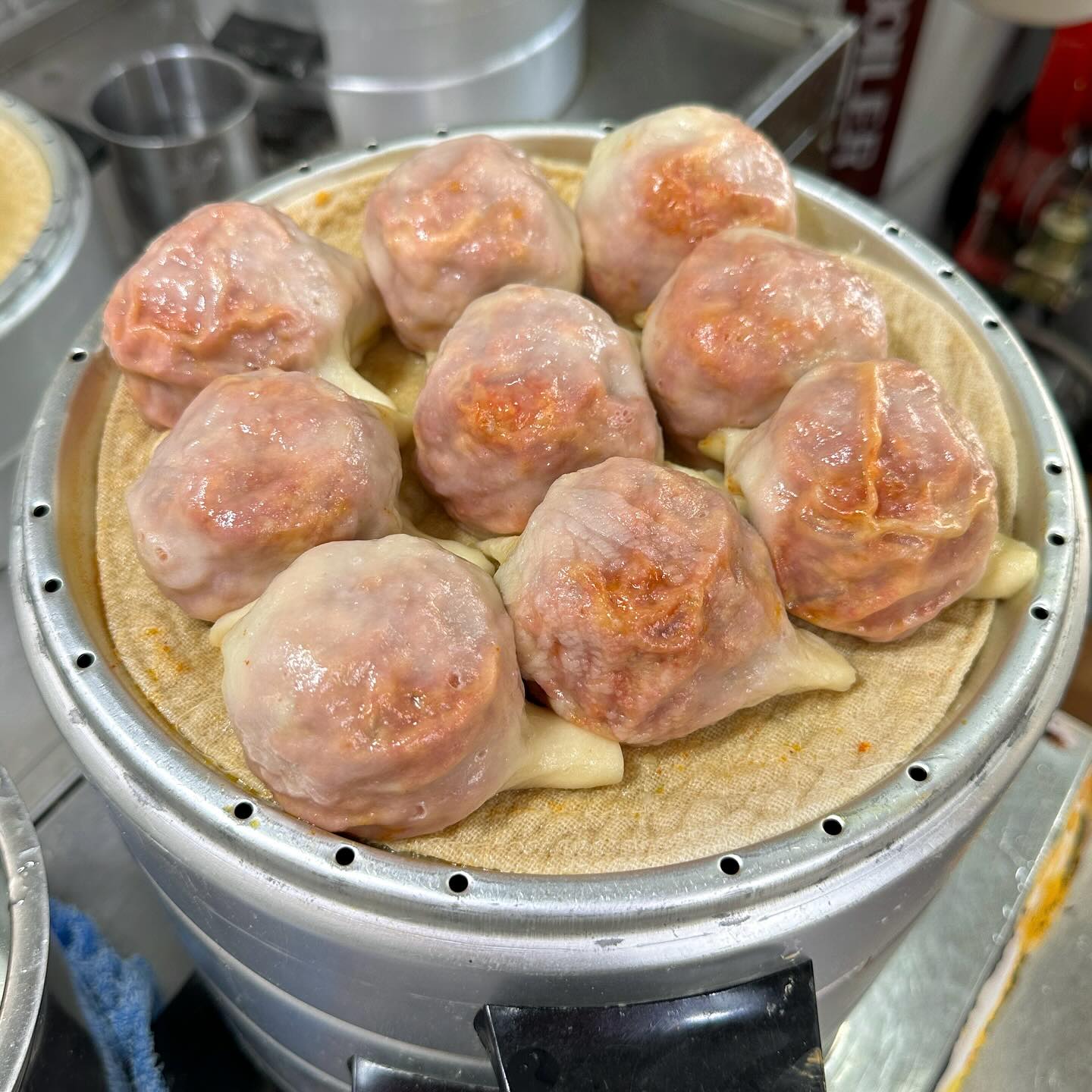 아침 7시에 예약 해야되는 만두😯😯

7시부터 박터지는 전화 예약을 뚫지 못하면
맛볼 수 없는 만두를 드디어 겟하고 왔습니다
고기만두, 김치만두 2종류가 각각 5천원인데
무려 한팩에 9알이나 넣어주시는 혜자로움...
즉석에서 만들어 바로바로 쪄줘서 더 맛있고
얇은 만두피에 꽉 찬 만두소까지 완전 대박임
김치는 은근 매워서 맵찔이들은 살짝 힘들지도
길거리음식인데도 진짜 깔끔하고 친절하셨던!
앉아서 먹다 왔는데 멀리서 오는 손님도 있고
단골 손님은 먹기 힘들어졌다고 하소연하심🤣

📍참만두
▫️서울 도봉구 노해로 383 (국민은행 앞)
▫️예약번호 010-2247-8432

더 많은 맛집 정보는? ming_foodie_
팔로우 하고 알아가세요❤️

#참만두 #창동맛집 #서울맛집 #맛집추천 #길거리음식 #만두맛집 #김치만두