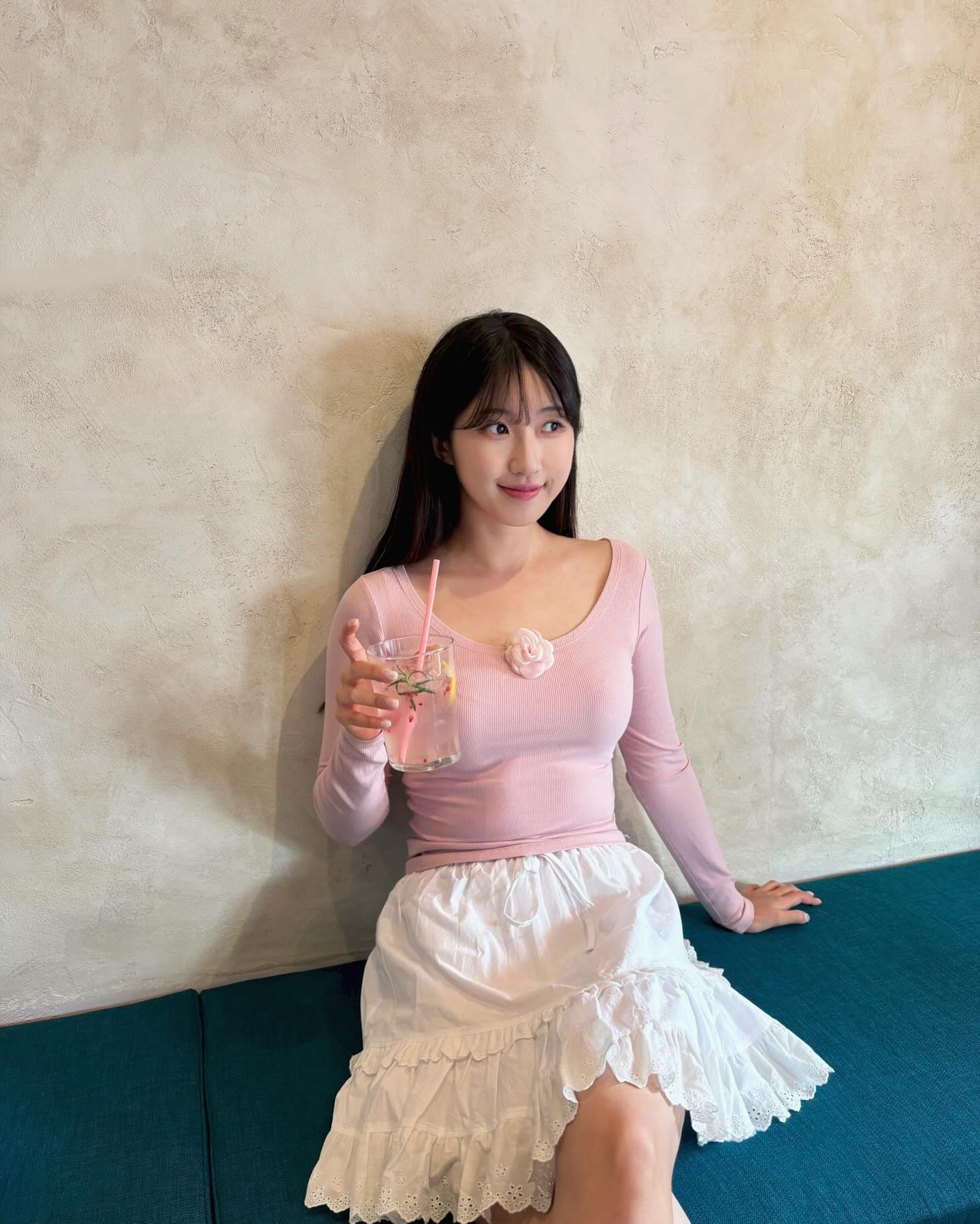 요즘 제 교복 치마인 밈부의 
신상 레이스 미니 스커트 🤍
_mimi_boutique 🫶🏻 #제품제공 
어떤 탑에 입든 다 럽리하게 코디 가능하고 
폭도 넓어서 여리여리해보여요 ✨
무엇보다 허리가 밴딩이라 너어무 편해서 
여행지에서 거의 날아다녔습니다 🧚
다가오는 봄에 입으실 스커트 찾으신다면 추천드려요 🫧
미미부티크의 오랜 팬으로서 미니 기장은 처음 보는데 
이번 봄 라인업 너무 기대되네요 😽🩵🩵🩵