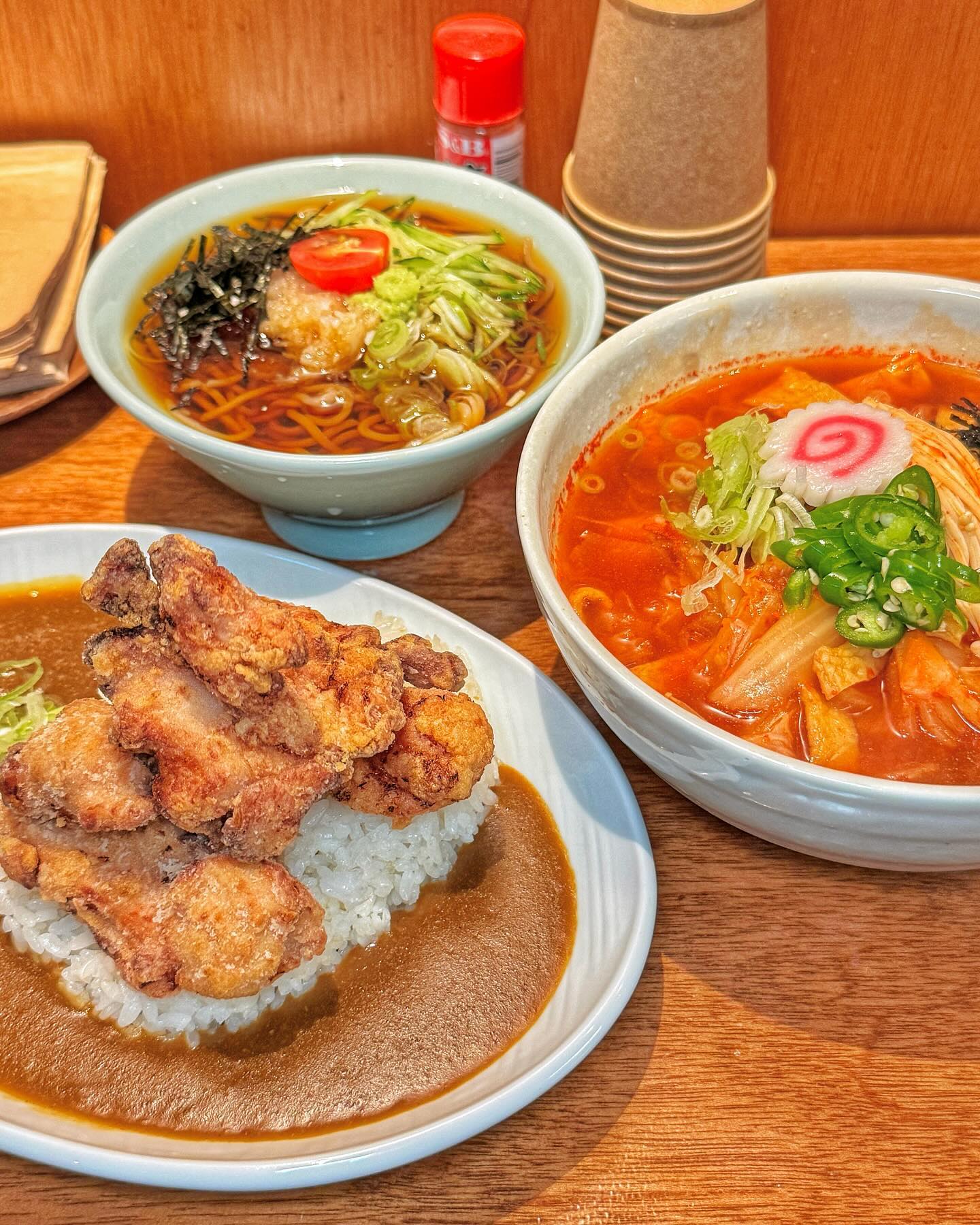 #소바정원 #석촌동 
ㅡ
아늑하고 편안한 메밀소바 및 카레 전문점
석촌동 헬리오시티 인기맛집 💚소바정원💚

🧾 카레가라아게, 냉소바, 김치우동

가쓰오와 각종 채소를 불에 구워 끓여 
깊은 육수를 자랑하는 #소바 와
10가지가 넘는 천연재료를 숙성해 끓여 낸 
카레에 바삭하고 짭조름한 가라아게까지🧡

가격도 착한데 양도 많아서 갓성비 최고 :)
협찬으로 먹고 왔지만 너무 만족스러웠던 곳 ! 
#혼밥 하기에도 편안한 분위기라 자주 갈 거 같음🫶🏻

📍서울 송파구 송파대로37길 44 
⏰ 11:10 - 21:00 / 일요일 휴무
ㅡ
#협찬 #송파카레맛집 #송파돈가스맛집 #헬리오시티맛집 #송파맛집 #송파구맛집 #석촌호수맛집 #석촌동맛집 #잠실맛집