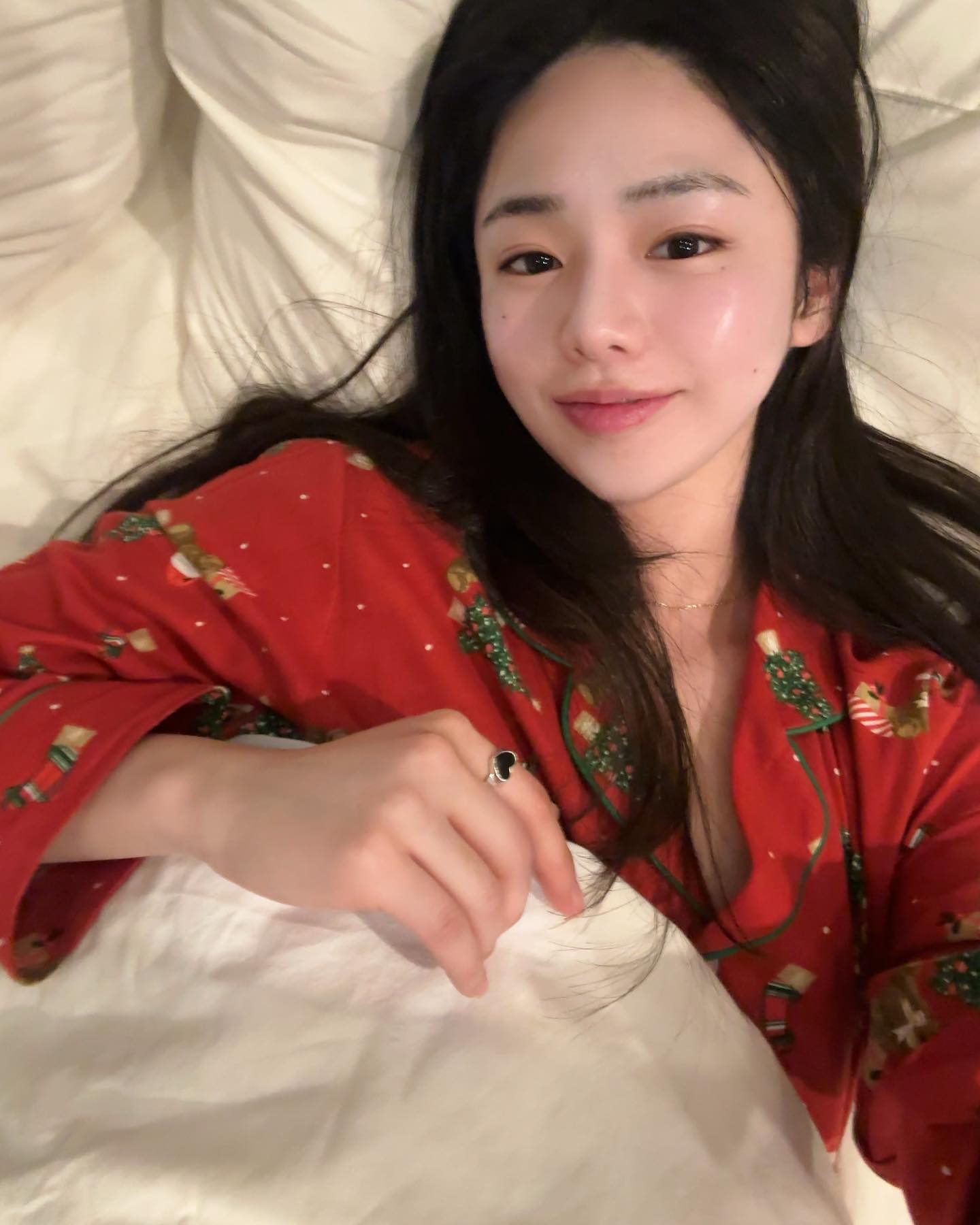 .
추운건 싫지만 겨울이 주는 따뜻함은 됴아...🤪
(뭔소린지 모르겠디만 그냥 추워도 좋다는 뭐 그런 댕소리🤍)
.
nonenon_official#하트반지#실버링
#NONENON #BLACK#연말코디룩#겨울악세사리 
#LOVING#크리스마스잠옷#연말모임