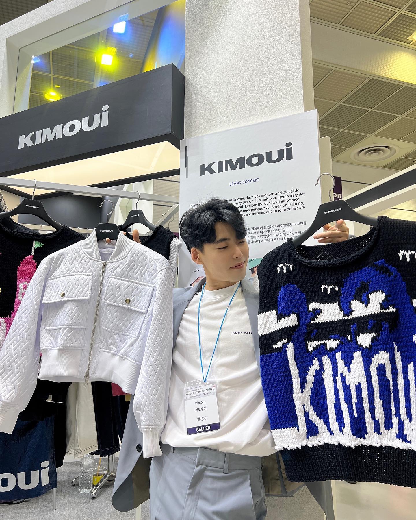 세계로 뻗어 나가는 키모우이kimoui_official 
코엑스 붐업코리아 🖤🧏‍♂️🖤 
키모우이 만세 ♥️🤍♥️
여전히 작가는 사진을 못 찍네요,,
.
.
#키모우이 #kimoui #디자이너브랜드 #코엑스