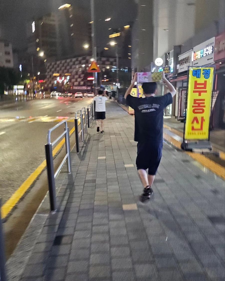 갑작스런 비..
박스 참 중허지
ㅋㅋㅋㅋ

#비를피하는법 #비와요 이젠 #지겹다