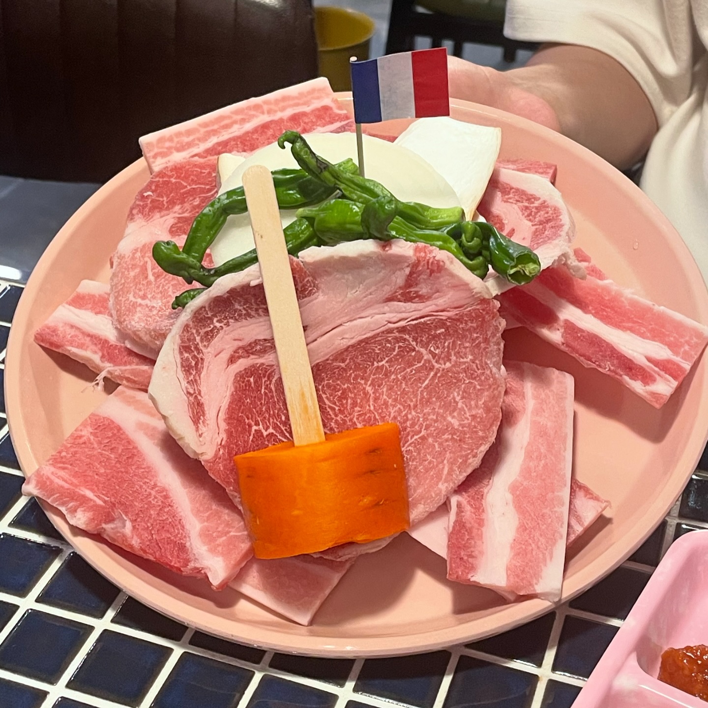 #협찬 [70번째식탁] 빠리냉삼 
: 프랑스 감성을 낭낭히 느끼며 냉삼을 즐겨봐‼️

선릉역 근처에 위치한 #빠리냉삼 에 다녀왔습니다.🥓🥓

=menu=
빠리 육감만족 2인 플러팅 세트 52,000원
공기밥 1,000원
사이다 2,000원
================

요즘 냉삼집이 많아지고 있는데 여기는 에펠탑, 샹들리에 등등으로 프랑스 분위기를 컨셉으로 잡아 독특한 냉삼집이었어요

저희는 2인세트를 시켰으며 삼겹살과 목살 400~450g에 토마토스튜와 바게트빵, 그리고 후식으로 아이스크림까지 나오는 세트입니다

구성품이 아주 푸짐했어요‼️ 고기는 퀄리티 좋은 국산 암퇘지만 사용하셔서 그런지 맛있었고 꽈리고추, 버섯과 함께 구워먹으니 좋았어요

토마토스튜도 파스타면이랑 감자 등 이것저것 들어가 있어서 고기와 잘 어울리고 오감만족이었습니다

같이 나오는 바게트빵을 버터로 같이 구워서 먹어주면 크,, 되게 잘어울리면서 맛있더라구요👍👍

후식은 올리브유와 후추가 올라간 아이스크림에 깔끔한 마무리로 완벽했습니다😍😍

===============================
🚘 서울 강남구 선릉로 418 1층 104호
⏰  월-금 11:30~23:00
 (브레이크타임15:00~17:00)
 라스트오더 22:30
  토 16:00~22:00
  라스트오더 21:30
  일요일 정기휴무

#빠리냉삼#강남맛집#선릉맛집#데이트코스#회식장소#강남맛집추천#대치동맛집#맛집추천#맛집스타그램#먹스타그램#먹스타#먹스타맞팔#맛집#먹팔#리뷰노트
