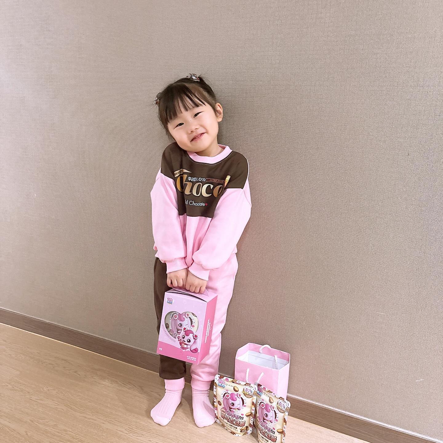 #이벤트당첨 #티니핑간식박스

우리서아에게 새콤달콤 간식박스 선물!🍫
좋아하는 초코,젤리 다들어있네.
친구들껀 엄마가 준비했지🤎
좋아해주는게 넘 기엽자나!!!!부끄부끄
머리부터 발끝까지 초콜릿~~~~~

Thank you catch_teenieping_official 🫶🏻