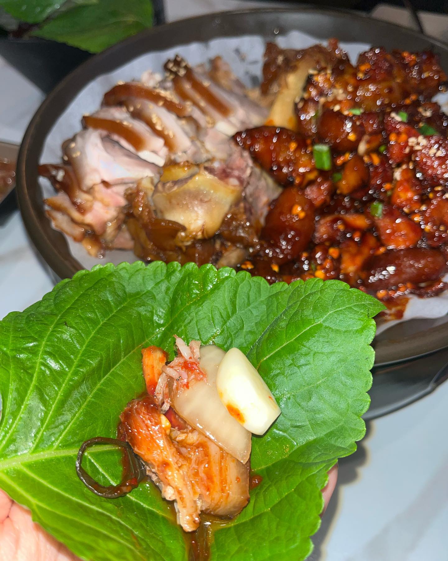 🤤
부산 하단에서 너무 맛있게 먹은 족발!
오랜만에 본가에가서 엄니랑 맛있는 저녁을 먹었어요!
사실 하단에 먹을 것이 많아서 고민이 되었는데 겨울맞이 콜라겐 충전을 하기위해
하단 족발사관학교를 갔어요!

평소에 족발을 잘 안먹는데 친구가 최근 가본 족발집 중에서 제일 맛있게 먹었다는 말이 생각나서
저녁에 방문했답니다! 저는 반반세트로 정통(오리지널)+ 불족발을 주문했어요!

반반세트(정통+불족발)_37,000
코카콜라 제로_2,000원

하단 맛집, 족발사관학교는 기본반찬으로 주전자에 오뎅탕이 나오는데 족발이 나오기 전 몸을 녹히기 딱 좋은 기본 안주랍니다! 그리고 무말랭이와 쌈무등 밑반찬도 내어주시는데 족발이랑 쌈 싸먹으니 풍미기 진짜 대박..! 
가장 좋았던 부분은 아무래도 다양한 소스와 함께 즐길 수 있었다는 점! 

새우젓과 쌈장 양파 초절임 등을 함께먹었는데 족발의 야들야들하고 부드러운 지방부분과
살코기랑 너무 잘 어울리더라구요! 그리고 양이 진짜 굉장히 많아서 하단 단체모임이나 회식으로도 인기만점!
부산 하단에서 저녁으로 뭘먹을지 고민되신다면 족발사관학교에서 푸짐하고 맛있는 족발 한번 드셔보세요! 

#족발사관학교