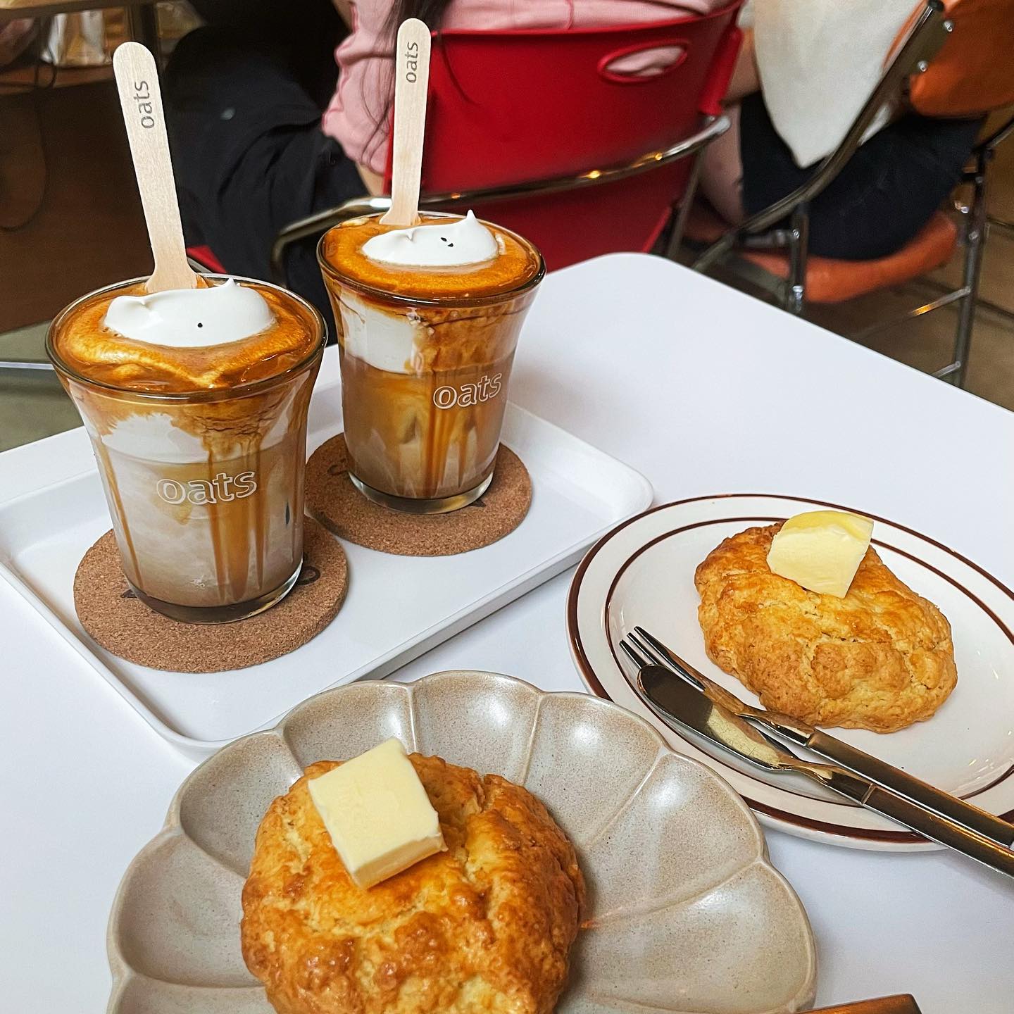 #홍대카페 #오츠커피 
서울 3대 아인슈페너 맛집☕️💕
아인슈페너랑 스콘🥐 조합~ 이건 꼭 먹어야 돼🥹

오츠커피 상수점 
위치📍
서울 마포구 독막로 14길 32 
영업시간⏰
11:00 ~22:00
지도 🗺️
https://m.place.naver.com/restaurant/35306735/home?entry=pll

메뉴📝
아인슈페너 5500원
스콘 🥐

#상수동맛집 #상수동카페 #홍대맛집 #상수역카페 #홍대입구역맛집 #홍대입구역카페 #맛집 #카페 #먹스타그램 #핫플 #아인슈페너 #hongdae #홍대데이트