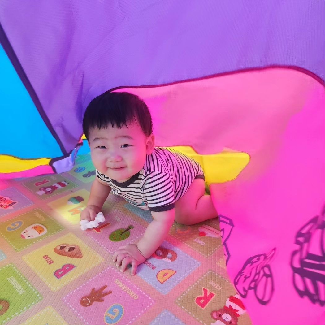 +330일

오랜만에 근황
마지막 피드는 백일 직전이던데..
벌써 단이는 330일차...

어린이집에 완벽 적응한 단이 일상
많이 웃고 많이 놀고,
걷기 연습도 하고 
토요일엔 촉감놀이하러 문화센터도 가야하구
바쁘다 바빠

집에서는 푸레놀이, 문닫기 놀이에 푹 빠져서 사는 단이

이제 자주 만나요🫶
