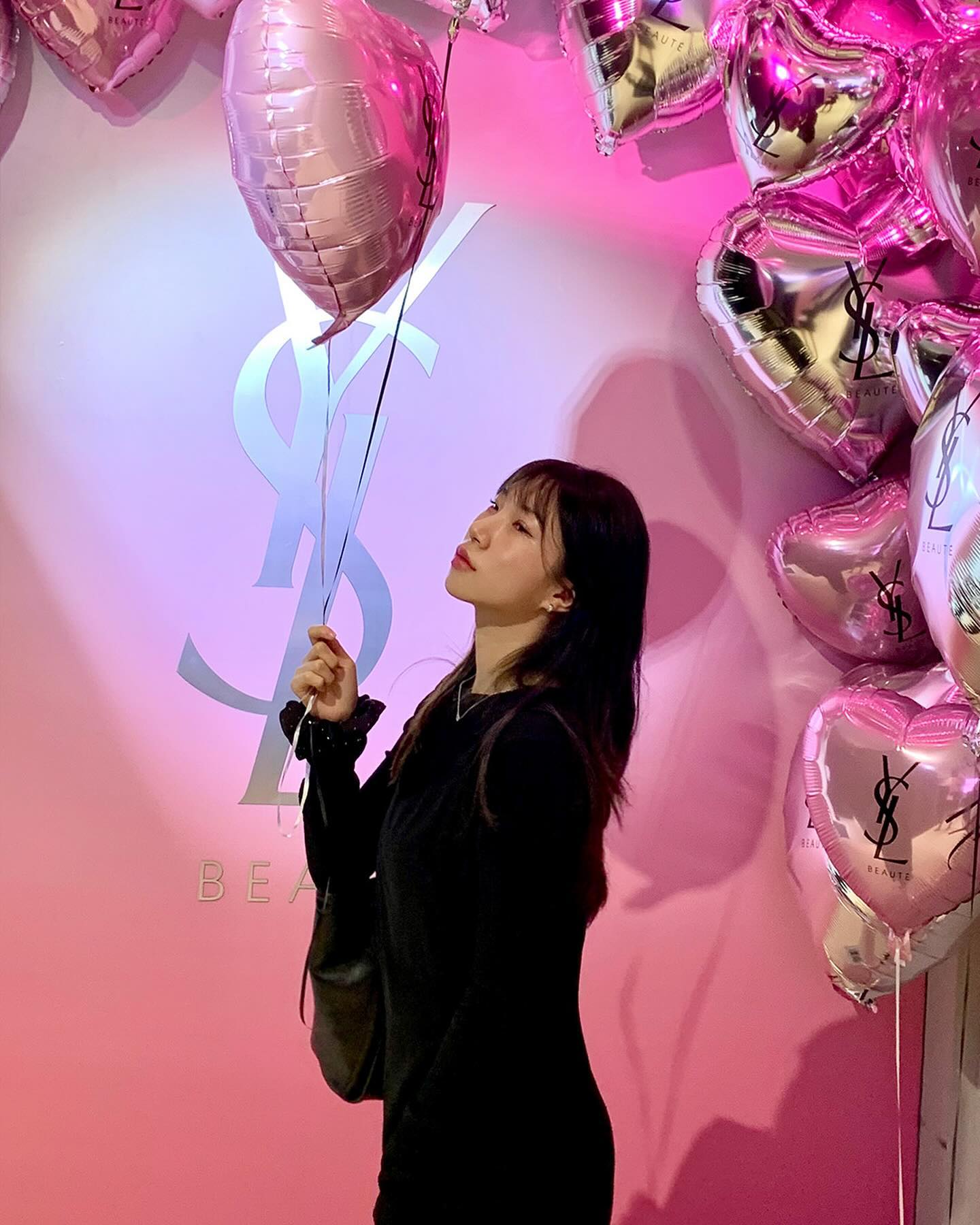 #제품협찬 yslbeauty 🍬💘

💌 입생로랑 뷰티 New 러브샤인 캔디글로우 출시기념 러브샤인팩토리 팝업 다녀왔어요 🫧💗

💘서울특별시 성동구 성수이로97 
운영 기간 : 4/25(목) - 5/1 (수)

포토스팟도 정말 많고 핑크핑크 하면서도 시크한 감성이 너무 멋지더라구요,,역시 입생🫧 그리고 New 러브샤인 캔디 글로우와 메이크업 Best 제품까지 체험가능해서 인생템 만날수있어요 ❣️

이번 신제품 캔디글로우 이름처럼 달콤한 사탕도 있어요 🍬💌
립밤이라는 이름처럼 여리여리한 컬러와 촉촉한 마물까지 이번 신상도 너무 예쁘더라구요..🫢🫶🏻💖

다양한 이벤트와 포토부스가 있어서 친구들이랑 가는거 강추!!
이번 팝업 기간동안 꼭 다녀오시길 추천드려요!! 🍬🍬🧚‍♂️

-
-
#입생로랑뷰티 #러브샤인캔디글로우 #러브샤인팩토리 #러브샤인 #캔디글로우립밤 #러브샤인립밤 #입생로랑러브샤인 #입생로랑립밤 #립밤 #립밤추천 #선물추천 #성수팝업 #성수팝업스토어 #입생로랑샤인팩토리 #성수놀거리 #성수팝업스토어 #팝업스토어 #팝업