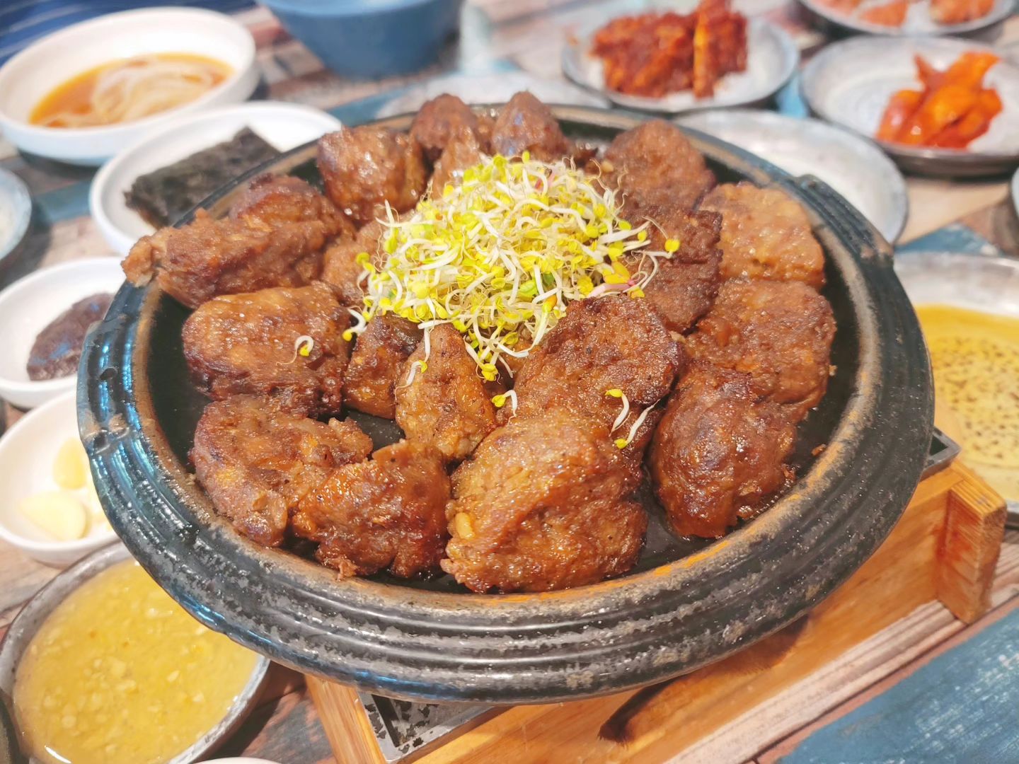 #첫줄 #첫줄반사 
단양8경 맛집 뿌시기 👊
마늘이 유명해서 마늘 떡갈비, 마늘 솥밥, 마늘 샐러드 등등
간식으론 마늘 소금빵, 마늘 바게트, 마늘 닭강정 등등
마늘이 이렇게나 꼬수웠남유?! 
너무 맛있었다 😋
.
.
.
#단양 #단양8경 #단양맛집 #맛집기록 #마늘 #마늘떡갈비 #마늘솥밥 #마늘샐러드 #마늘빵 #마늘닭강정 #대존맛 #인스타푸드 #먹스타 #먹스타맞팔 #먹팔 #먹팔환영 #먹스타그램 #맛스타그램 #좋반 #좋반테러 #좋아요반사 #선팔하면맞팔 #맞팔환영 #여행스타그램 #가을여행 #내편이랑 #럽스타그램 #럽스타그램❤️