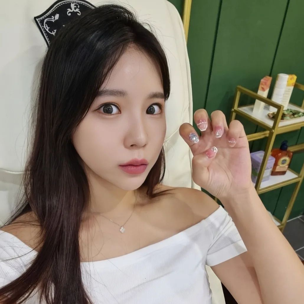 #이천 에잇는 #스파큐어 에서 #셀피 
넓구 쾌적한 샵에 비건제품들도 
다양해서 #임산부네일 에두 완전 좋을거같아요 =)
꼼꼼하고 이쁜아트는 당연!
발스파하면서 안마까지😍

동시3명시술가능이구 
지금네이버예약하면 이벤트하고있으니까 
네이버에 #이천스파큐어 검색하구 
예약해보세요 ❤
.
.
.
#비건네일 #이천네일 #이천네일샵