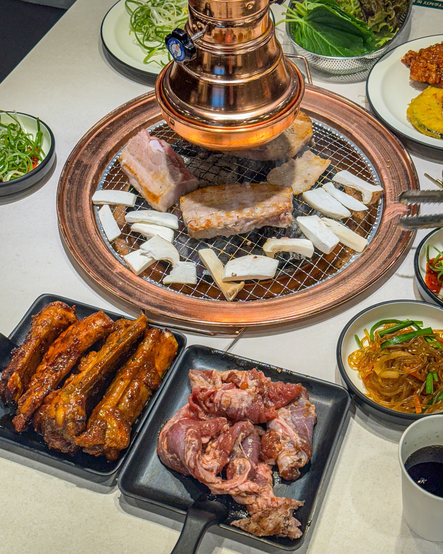 #협찬 #육미제당 6mejedang

먹고 싶은 만큼 마음껏 먹을수 있는 무제한 고기집
육미제당이 대연동에 새롭게 오픈하여 다녀왔어요.

맛있는 대장갈비와 프렌치렉, 삼겹살,
양념구이, 숯불닭갈비, 떡갈비 등 고기류 부터
치킨, 피자, 모듬튀김, 야채볶음밥, 쌀밥, 호박죽, 단팥죽, 잡채, 버거 등등
30여 가지 셀프바 메뉴와 함께 먹는 푸짐한 한상!

내부 인테리어 깔끔하고 사장님과 직원분들 친절해서 정말 편하게 먹었어요.
먹음직스러운 대장갈비부터 너무 맛있어서 손이 계속 갔던 프렌치렉까지
퀄리티 좋은 고기들을 마음껏 먹을수 있어서 좋았습니다.
사이드로 주문한 된장찌개도 얼큰해서 좋았고
냉면맛집인가 싶을 정도로 물냉면 괜찮더라고요. 양념고기와 함께 먹으니 꿀맛!

조만간 부모님 모시고 한번 더 가고 싶을 정도로
메뉴다양하고 맛있어서 강력 추천할께요^^

자유이용권 19,900원 (평일 2시간, 주말공휴일 1시간40분)
된장찌개 4,000원
물냉면 6,000원
비빔냉면 6,000원

📍육미제당 부산대연점
🏷️ 부산 남구 수영로 286 1층
경성대부경대역 5번출구 도보 2분거리
⏰ 매일 11:00 - 23:00 연중무휴
☎️ 0507-1336-0030
단체이용가능, 유아의자 보유
건물주차장 1시간무료, 1시간 초과시 30분 1,000원 요금발생

캐치테이블로 매장 가는길에 웨이팅가능해서 많이 기다리지않아 좋았어요
 
홈페이지 : http://6me.co.kr
.
.
.
.
.
#무한리필 #대장갈비 #경성대맛집추천 #경성대맛집 #경성대고기집 #프랜차이즈 #고기집 #고깃집 #고깃집창업 #오늘뭐먹지 #고기집창업 #삼겹살 #닭갈비 #돼지갈비 #프렌치랙