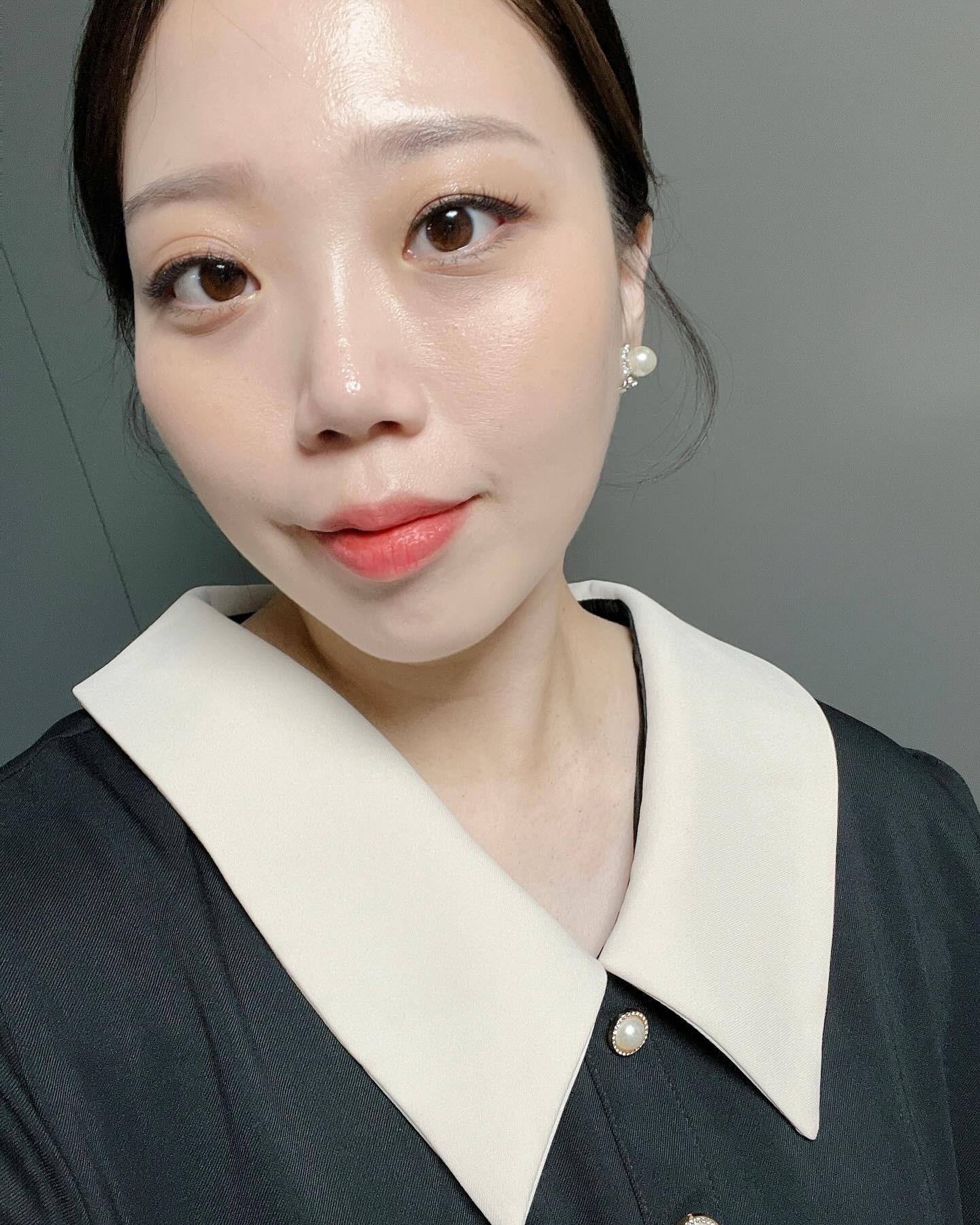 #동생결혼식 #혼주메이크업 
florianley1204 

출산 전 마지막 빡센 스케줄이었던 오늘
동생결혼식 ❣️

아침새벽같이 예약해둔 헤메샵으로 이동해서
엄빠, 신랑, 울 첫찌까지 헤메완성하기 

엄마도그렇고 나도 헤어랑 메이크업 완전 마음에들고
사장님도 친절하게 꼼꼼히 봐주셔서 기분좋게
마무리하고 결혼식도 잘 마무리하고

이대로 그냥 지우긴 너무 아까워서 사진으로 남기기❣️

#일상#주말#동생결혼식#혼주#혼주머리#혼주메이크업#신부언니#이천메이크업#이천혼주메이크업