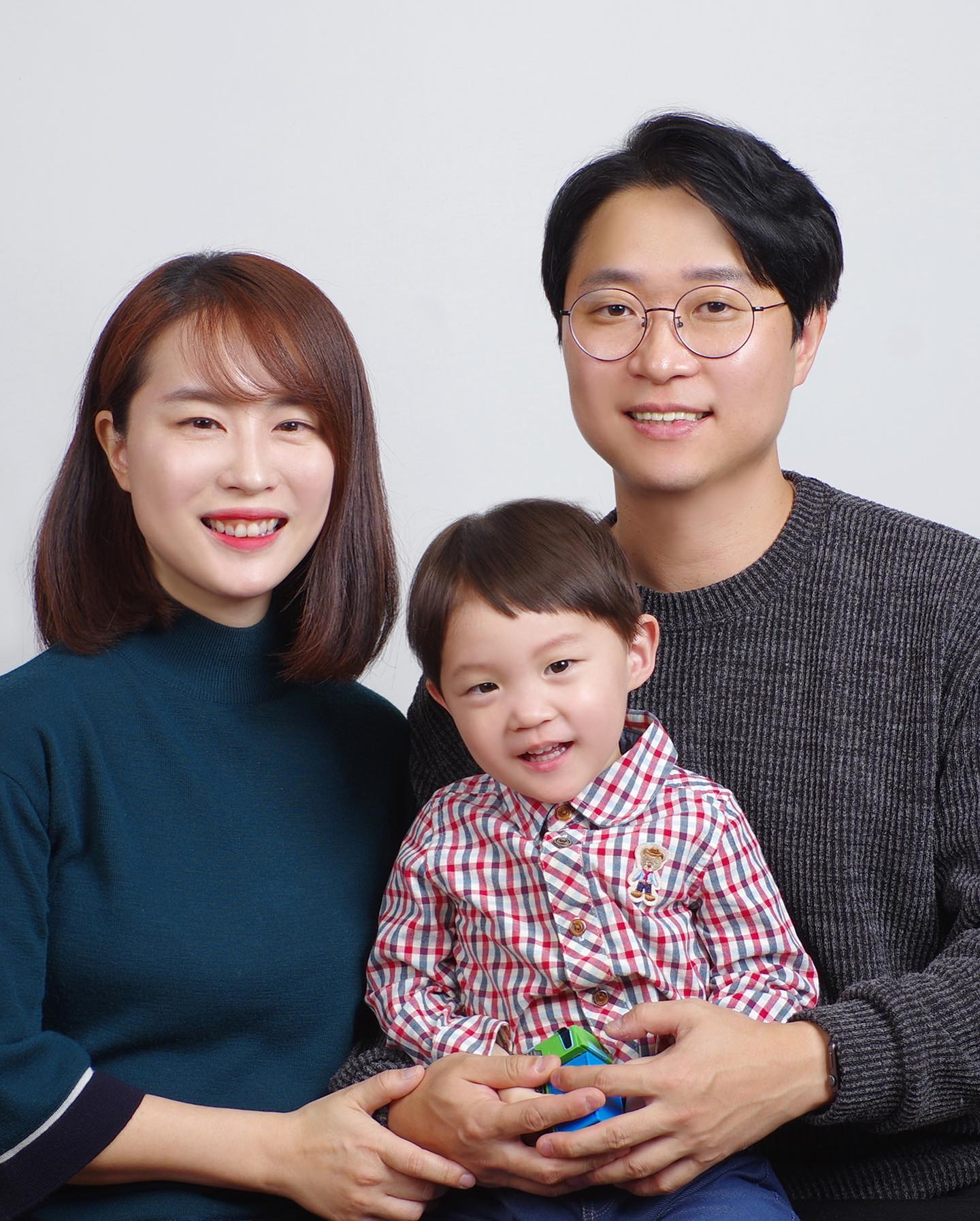 로엘이 여권 사진 찍으러 갔다가
가족사진도 찍고오고ㅋㅋㅋ
삶은 예측할 수 없고...🤣
(계획된 사진이 아니라 옷이 제각각 ㅋㅋㅋㅋ)
#첫여권사진 #즉흥가족사진
