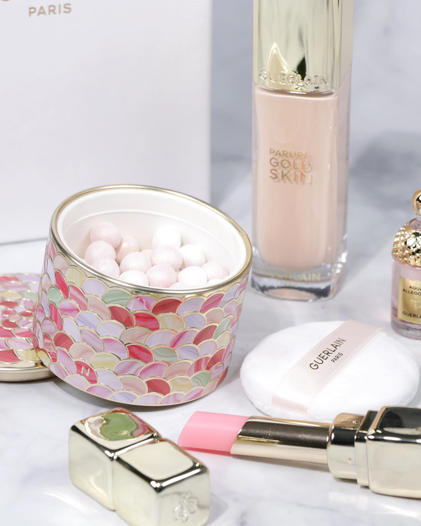 #광고 guerlain 
다가오는 봄, 화사한 광채 메이크업 치트키! #겔랑 메테오리트 라이트 리빌링 펄 파우더 가 리뉴얼 출시 되었어요✨

서로 다른 컬러의 펄 구슬 파우더가 블렌딩 되면서 얼굴에 진주빛 광채를 넣어주는 제품이에요. 
저는 01 #펄리화이트 를 사용했는데 화이트, 로지, 베이지 펄이 맑고 화사한 빛을 연출해주더라구요.
유분기를 잡아주는 보송한 마무리감에 광채가 더해지니 고급스러운 피부 표현이 완성 되었어요!
저는 양감을 주고 싶은 부분에 하이라이터처럼 사용했는데 얼굴 전체에 피니쉬 파우더처럼 얇게 얹어 마무리 해도 예쁠 것 같아요.

파우더 사용 전 파운데이션은 겔랑 빠뤼르 골드 스킨 파운데이션 글로우를 바름!
잔잔하게 흐르는 윤기로 건강해보이는 피부를 만들어주는 파운데이션이라 원래도 애정했던 제품이에요. 커버력도 좋아서 굿굿👍

립은 겔랑 키스키스 #비글로우립밤 258 로지글로우를 발라서 마무리💗
핑크빛 장미가 떠오르는 부드러운 핑크 컬러로 혈색 넣어주기 좋은 컬러랍니다. 촉촉하게 립케어까지 되어서 만족🤟

겔랑 #메테오리트 리빌링 펄 오브 파우더는 4월 1일 공식 출시 예정인데 네이버 선런칭으로 3월 18일에 먼저 만나볼 수 있어요.
다가오는 봄에 화사한 #광채메이크업 으로 기분 내고 싶으시다면 추천추천✨ 블로그에 더 자세한 후기 올려두었으니 보러오세요!

.
.
#GUERLAIN #빠뤼르골드스킨파운데이션 #키스키스비글로우립밤 #파우더추천 #구슬파우더 #파운데이션 #컬러립밤 #베이스메이크업 #뷰티스타그램 #펄파우더