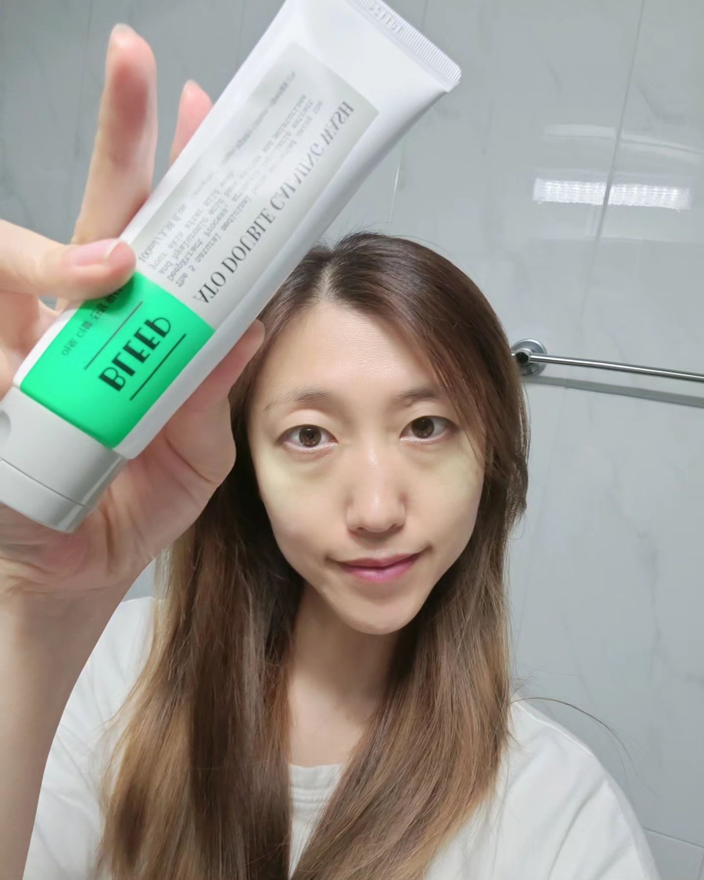 안녕하세요.

엄청엄청 오랜만에 생존신고를 하게되었어요.

올 3월까지 아들 병원 문제로 정신 없는 시간을 보냈었어요.

3월 이 후에는 계속되는 아이들의 감기와 같은 작은 질환으로 병원을 일주일에 2~4번씩 다니면서 아이들을 케어하고,

4월 말쯤에는 아이들은 좋아졌었는데, 
그때는 저의 면역력이 바닥을 쳤는지 
그 후에 제가 골골골골 아프게되었었답니다.

그냥 아픈게 아니라 너무너무 많이 아팠어서 
병원을 다니고 주사와 약을 챙겨먹었는데,
이 때 너무 아팠던 시간에 살이 확 빠지고 피부는 더더욱
푸석푸석해지고 보는 사람들 마다 아프냐고 많이들 걱정을 해주셨던 시간을 보내고 있었어요.

그러다 조금씩 건강과 컨디션은 돌아오기 시작을 했는데
너무 바닥을 친 피부는 회복이 너무 느리고 화장은 할때마다 들뜨고 피부는 뒤집어지고 트러블도 조금씩 생기더라구요.

나이도 한살한살 먹으면서 피부의 변화가 느껴졌었는데
아프고 난 후의 피부는 더 할 나위 없이 망가졌다는게 느껴졌었어요.

bleep_official

그러다 너무너무 좋은 기회로 블립의 제품 챌린지에 참가하게되어서 블립의  제품을 사용해보게 되었답니다.

2주간 블림제품 챌린지를 통해 제품을 사용하고 
피부의 변화를 느끼면서 어떤 변화들이 나타나는지를
알아보는것인데요.

블립 담당자님이 알려주신 방법으로 미온수로
블립 워시를 이용해 손에서 거품을 내서 얼굴세안을 했어요.
뽀득뽀득 거릴 정도로 자극을 주는 세안은 피부장벽에
손상을 준다는것을 알게 되었어요.

그렇게 블립워시로 세안을 하면 피부가 촉촉하고 매끈해지는 기분을 느낄 수 있었어요.

세안 후 물기가 있는 상태나 물기제거 후 
바로 미스트 사용을 하는것이 좋다고하셔서 
저는 물기를 손으로 톡톡 두드려 흡수시키고
얼굴이 촉촉한 상태에서 블립 미스트를 바로 뿌려주었어요.
뿌린 미스트도 가볍게 톡톡흡수를시켜쥬고

마지막으로 블립 부스터를 바르고 톡톡 흡수를 시켜주면 
피부도 광이 채워지는것같고,쫀쫀해보이는것같다고
신랑인 피부가 너무 좋아보인다고 말해주더라구요.
블립으로 쉽게 피부를 관리 할 수 있어 좋더라구요.

블립 제품을 사용한지 오늘로 9일째가 되었는데요.

지금부터 제가 블립 챌린지를 하면서 
하루하루의 기록을 체크하면서 어떤 변화가 이뤄졌는지를 하나씩 기록으로 남겨보려해요.

처음과 끝의 기록이 어떻게 변화를 했을지 
부끄럽게 민낯.쌩얼로 챌린지에 참가하면서 
아파보이는 얼굴로 등장을 하게 될텐데 부끄럽지만 
피부의 변화가 보이니 기쁜 마음으로 챌린지를 
잘 마무리 해보려해요.

지금부터 지난 기록을 체크하는 시간을 가져보겠습니다🤗

#블립 #bleep #피부챌린지 #피부좋아지는법 #피부트러블 #피부가려움증 #아토피 #아토피치료 #물광피부 #피부미인되기 #피부관리법 #블립챌린지