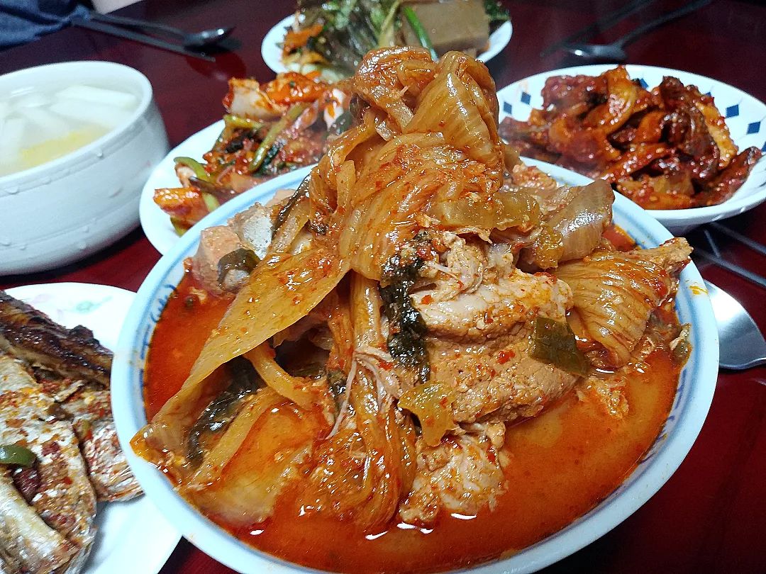 #외할머니집밥 #할머니집밥 #2021년12월31일금요일오후5시47분

언제나 먹어도 맛있고 따뜻한 '외할머니' 집밥♥
반찬도 먹을때마다 다르고 할마카세의 끝판왕입니다👍
'외할머니' 의 집밥은 따라올 자가 없는거 같습니다😋
맛깔나게 맛있고 언제나 배터지게 먹을 수 있어 너무너무 좋습니다😍

저는 한식을 가장 좋아하는데 그 중에서도 집밥은 언제나 먹어도 맛있고❗배부르게 먹을 수 있는 거 같습니다😊