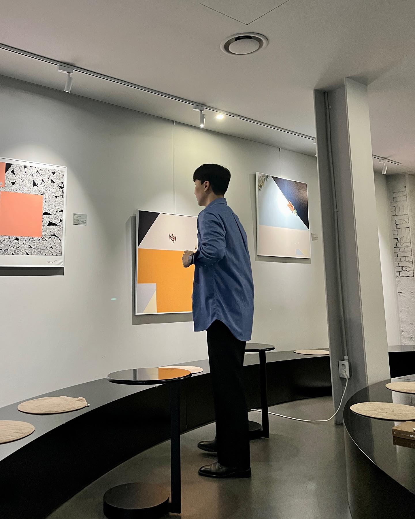 2023.08.24(목)
☁️ 최고: 28도 / 최저: 22도

-
오랜만에 데일리운으로 인사드리는 것 같네요 :)
바쁘다는 핑계로 잠시 떠나있었는데,
다시 시작해보려 합니다🙌🏻

옷을 좋아해서, 그리고 매일의 나를 기록하기 위해 시작했던 첫 마음을 잔잔히 다시 이어가고자 합니다 :)

앞으로 더욱 자주 소통하고,
좋은 이야기들 나누며 도움이 되면 좋겠습니다!🙏🏻

-
Top zara 
Bottom musinsa.official 
Shoes kumkang_official