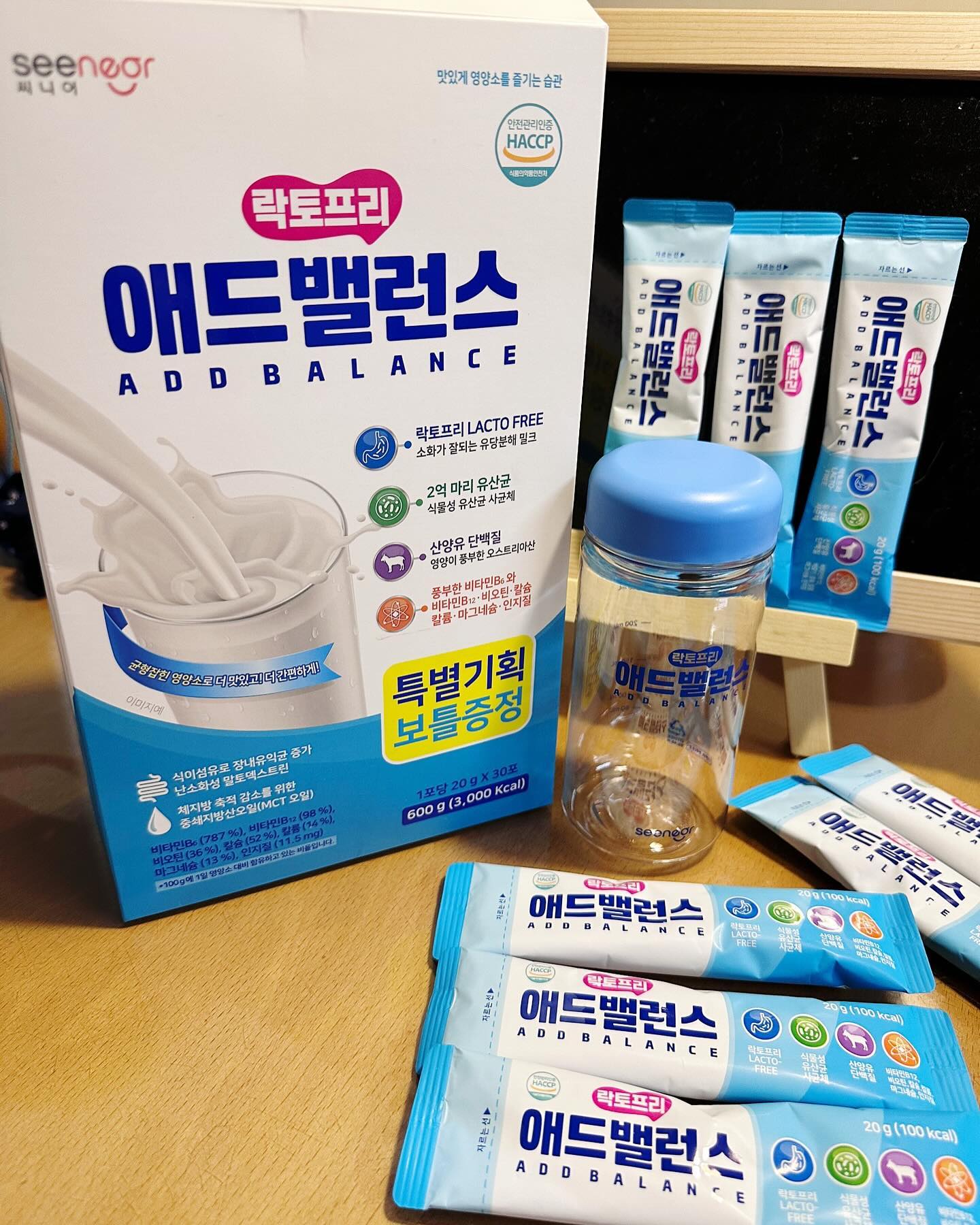 #할인구매#그래도진짜리뷰 #락토프리 #산양유 단백질 #자세한건네이버검색 
씨니어 락토프리 - 애드밸런스

연말이라 밀린 일정들 때문에 바쁘시죠?
식사대용으로 요즘 챙겨 먹고 있는,
씨니어 락토프리 애드밸런스🥛

소화가 잘되는 락토프리로, 유당불내증 이 있는 분들에게 완전 추천해요.👍🏻
특히, 산양유 단백질과 식물성 유산균이 들어 있어서 영양소가 균형 있게 구성되어 있어요.

소화가 잘되는 우유에 영양이 풍부한 청정 오스트리아산 산양유 단백질!
식물성 유산균 사균체와 비타민, 칼슘 등 영양소가 풍부하게 있구 2억마리 유산균🍦

당함량도 낮추고 mct오일을 넣어서 건강을 생각한 맞춤 밸런스🏋️‍♀️

흔들어 섞어 먹을수 있는 보틀병도 같이 들어 있어요!
물, 우유, 두유에 타먹어보았는데 부드럽고 너무 맛있어요! 
식사, 대용으로도 손색이 없고, 바쁜 일상 속에서 도 건강을 챙길 수 있어서 너무 좋아요!😊

#산양유 #식사대용 #애드밸런스
#씨니어락토프리애드밸런스#유산균#락토프리#씨니어락토프리#단백질#건강#운동