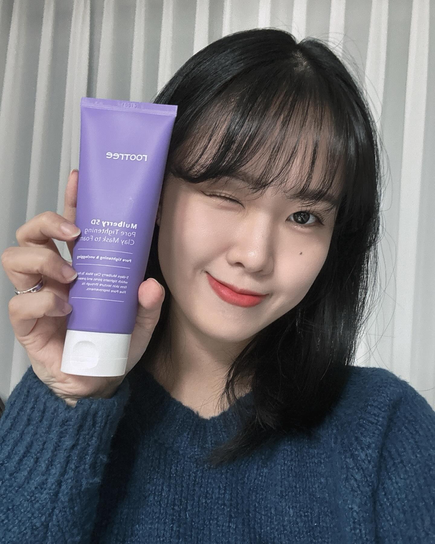 💜 오디베리 5중 모공 타이트닝 클레이마스크 투 폼 120ml

요즘 건조해지면서 피부 관리를 안하면 화장 바로 뜨는거 있죠,,,?
클렌징부터 꼼꼼히 해야 좋은 피부로 간다구요!
(열심히 노력중 🥲👍🏻)

와디즈, 올리브영 그리고 화해 모든 사람들이 극찬했던 
’오디베리’라인의 모공팩폼 ✨

요 제품은 바르고 건조시키고 할 필요없이,
3분만 기다렸다가 씻어주면 된다구용
오디란 ! 5Day란 뜻도 있는데 
5일만에 모공의 노폐물, 블랙•화이트헤드, 각질, 피지 등 
피부 고민을 없애준다는 뜻이랍니다 🤭
빠른시일내에 관리할수 있는 유용한템이죠 ? 

저도 이번주 주말에 놀러갈건데 
그 전까지 열심히 쓰면서 5일만에 좋아지고 올게요 💜
같이 피부관리 해보자구요(۶•̀ᴗ•́)۶

#제품제공 #광고 #협찬 #루트리 #루트리오디 #오디팩 #오디베리팩폼 #3분이면모공탄탄 #3분모공 #모공관리 #모공팩 #비건인증팩폼 #저자극폼클렌징 #폼클렌징추천