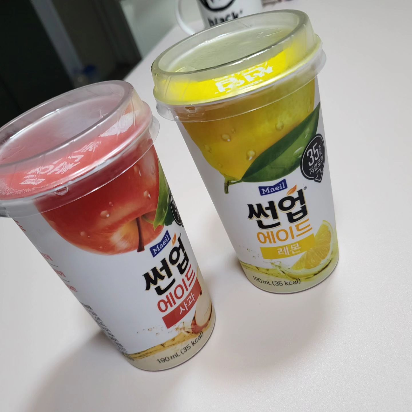 #협찬
너무 맛있는 썬업에이드
사과맛 레몬맛 둘다 예린이가 너무 좋아해요ㅎ 무색소 무방부제 그리고 저칼로리라 부담없이 완샷!!
외출할때마다 하나씩 가지고 다니며 마시기 좋아요ㅎ

#썬업에이드 #저칼로리 #무색소 #무방부제 #단35칼로리 #맛있는음료 #딸아이가좋아해