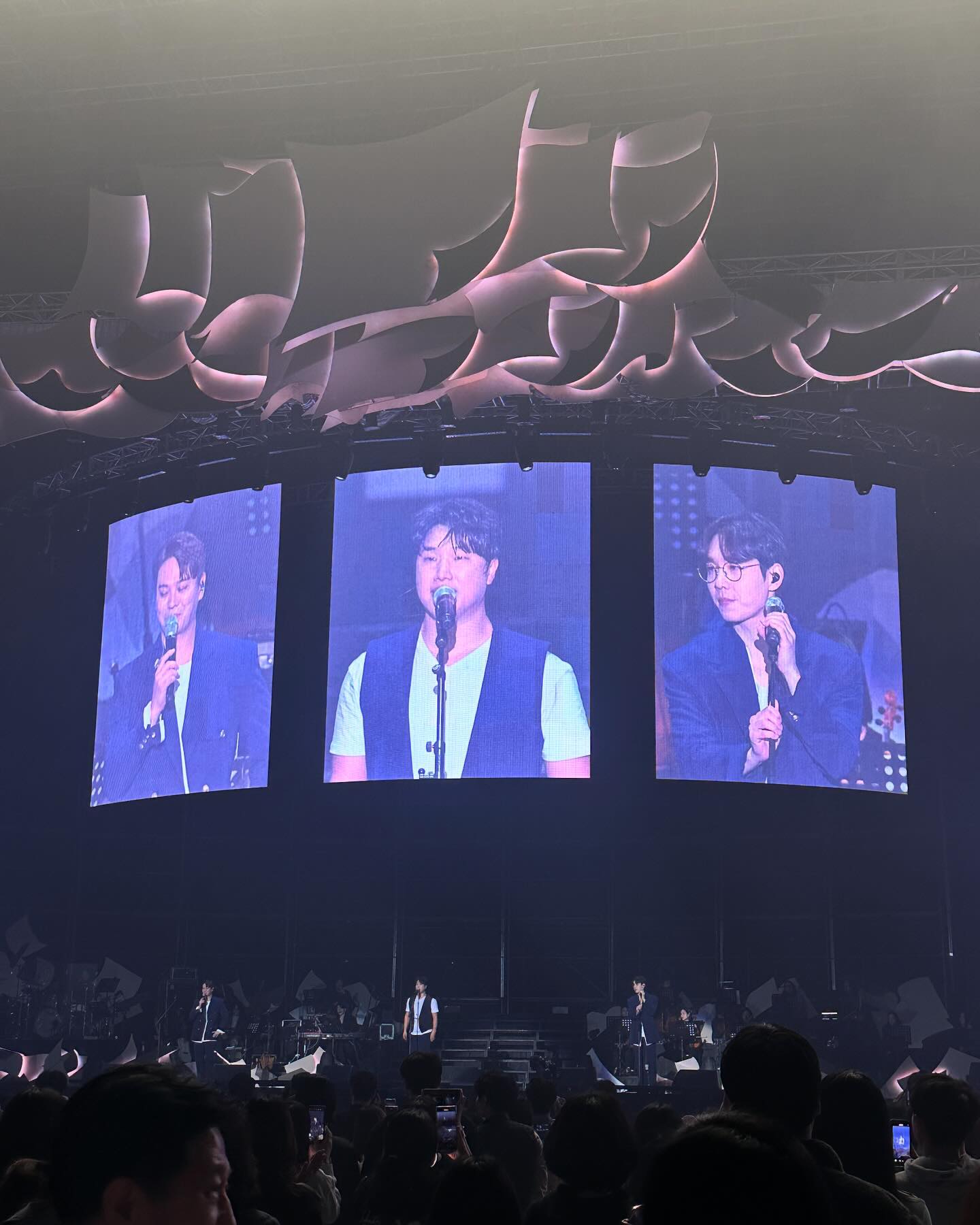 240323 sg워너비 중콘🤍

2005년에 초딩때 엄마랑 갔었던 sg워너비 콘서트 ! 
19년뒤인 오늘 ! 30대가 되어서 엄마랑 다녀왔다🤍

모두 아는 노래여서 따라부르다가 울컥하고
행복해하는 엄마보면서 또 뭉클 .. 🥹

노래해줘서 고맙습니다 인천콘때 또갈꺼야 ~~ 🤍