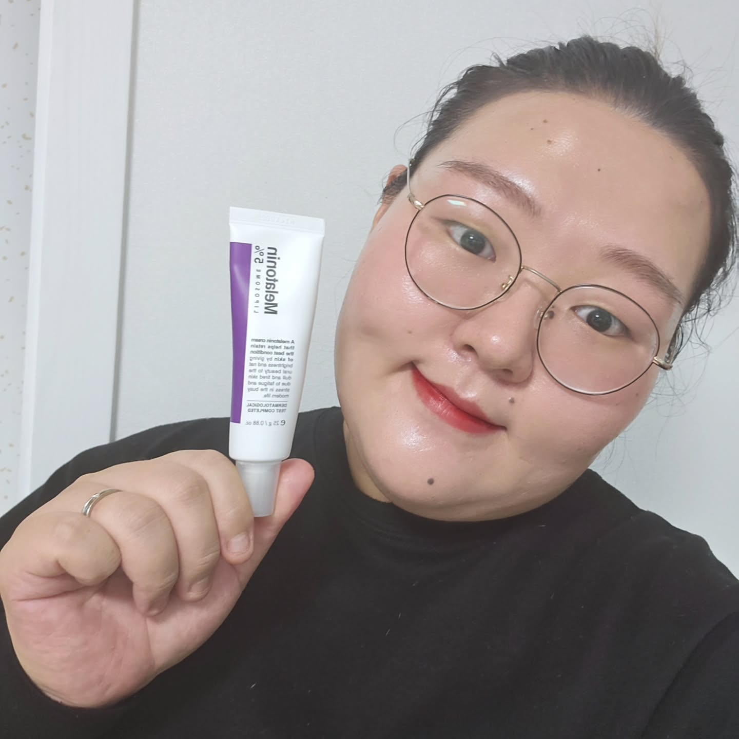 #협찬

안녕하세요 하늘입니다~^^
오늘은 맥스클리닉 멜라토닌크림을 소개해 드릴려고 해요!

멜라토닌크림은 화해에서 보습감,피부광채, 속당김 
모두 90% 이상의 만족도를 얻은 제품이에요 👏👏

멜라토닌이란 바이탈 리듬이 깨져있는 칙칙한 피부에 
충분한 휴식을 전달해줘서 건강하고 화사한 피부관리에 
도움을 주는 성분이에요!

😄멜라토닌크림특징과 장점😄

👉수면 부족 시 나타나는 8가지 피부문제 개선에 도움!
늘어진 피부 탄력
칙칙한 피부톤
처진 피부 리프팅 
피부 윤기
탄성 회복력
거친 피부결
피부 채움
겉 피부 보습

👉바르는 즉시 화사하게 톤업 
미백, 주금개선 2중 기능성 나이아신아마이드를 함유하여 맑고 깨끗하게

👉이미 생성된 색소침착 개선 
기미, 답티 다크스팟 아웃!
제품 사용 4주 후 대조군 일반크림 대비 기미랑 잡티가 무려 243%개선

👉속부터 차오르는 광
피부 깇은 속부터 차올라 건강한 윤기를 선사

👉쫀쫀한 제형으로 겨울철 사용하기에 좋은 제품
물같은 제형이 아니라 쫀쫀한 제형이라 피부에 착 감기면서 
스며들어 보습감이 충분합니다

🫶제가 사용한 느낌은요!🫶
겨울이다보니 스킨케어를 해도 건조하거나 
보습감이 부족한 느낌이 있었는데 확실히 쫀쫀한제형이라 
바르고 난 다음에 피부마저 쫀득한 보습감을 느꼈고 
기미가 옅어짐을 느꼈어요!

#기미잡티크림 #맥스클리닉 #멜라토닌크림 #기미크림 #미백크림 #톤업크림 #색소침착관리 #멜라토닌효과