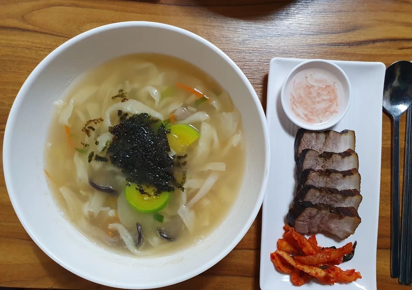 #하남가성비맛집#하남시청점심추천#하남칼국수맛집#칼국수#칼국수맛집#하남칼국수#하남시청칼국수#하남시청밥집#하남시청점심#하남칼국수추천

하남시 칼국수 맛집 !! 하남시청점심추천 하늘을 나는 칼국수
꿀복이랑 철수랑 나들이 가기 전에 맛난 손칼국수 (말해뭐해 쫄깃하니 짱짱~)도 먹고, 비빔국수 (아 이거 강추!!) 도먹고.. 만두까지~
보쌈도 맛났어요!!
하남칼국수맛집 하늘을나는칼국수~
친절한 사장님과 맛있는 음식들이 반갑게 맞이해줘서 편안하게 맛있게 즐거운 시간 보냈어요~
다음에는 수제비랑 칼제비먹으러 가야징~