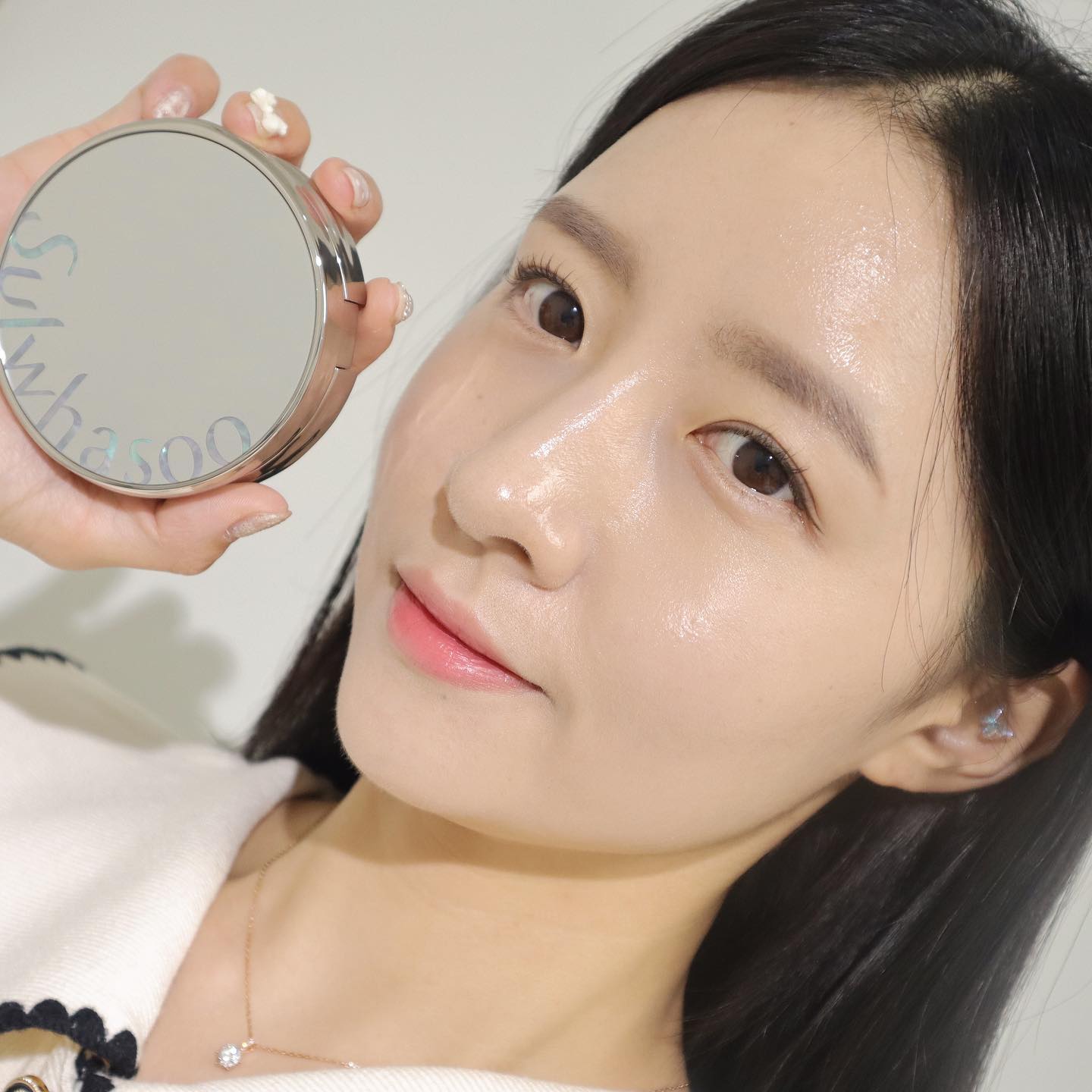 #협찬 sulwhasoo.official 

올드머니 룩의 완성은 깔끔한 피부표현인 거 아시죠??
그런 피부표현을 만들어줄 설화수 퍼펙팅 쿠션이 패키지부터 제품력까지 업그레이드 되어
런칭 되었어요‼️

쿠션을 사용할 때 제일 중요한 부분 중 하나가 커버력인데 슬림핏 커버로 피부에 얇고 가볍게 올라가는데 커버력이 높아서 홀딱 반해버렸답니다🫣🫣

설화수하면 떠오르는 피부의 윤, 결, 톤을
살려주어 은은하면서 고급진 윤광이 도는
피부 표현을 만들어 준답니다🤍
요 윤광이 너무 예뻐서 저도 모르게
계속 거울을 보게 된다는..흐흐
천연 자개 로고와 실커 컬러의 쿠션 패키지가 너무 고급스러워서 휴대하고 다니면서
계속 꺼내보고 싶은 설화수 퍼펙팅 쿠션🫶🏻🫶🏻

#설화수 #퍼펙팅쿠션 #설화수쿠션 #가벼운쿠션 #자개쿠션 #쿠션추천 #커버력좋은쿠션 #올드머니메이크업 #올드머니뷰티
