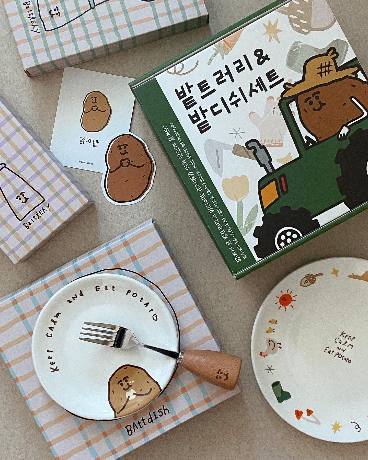 #우니냠냠_춘천

춘천 감자밭에는 다양한 굿즈가 판매중🛍️➰ 감자빵을 더 맛있게 즐길 수 있는 [밭트러리 밭디쉬 세트]는 감자밭 캐릭터가 그려진 귀염뽀짝한 굿즈🧑🏻‍🌾 귀여운 굿즈에 감자빵을 올려서 먹으니 나도 모르게 ‘므-흣’ 미소짓게 되는,,😜

#춘천맛집 #춘천카페 #춘천가볼만한곳 #감자밭 #춘천감자밭 #감자빵 #감자밭_서포터즈2기 #맛집투어 #카페투어