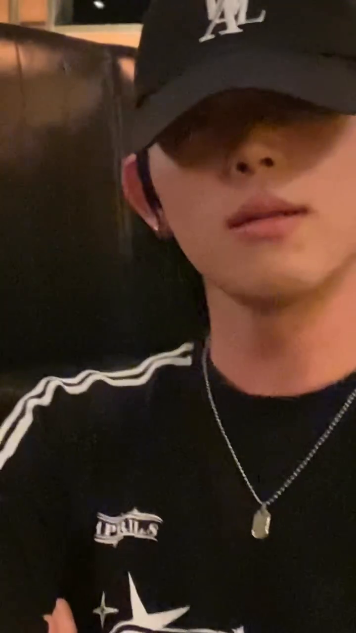 안녕하세요. 킹받는 사람입니다. 찡긋