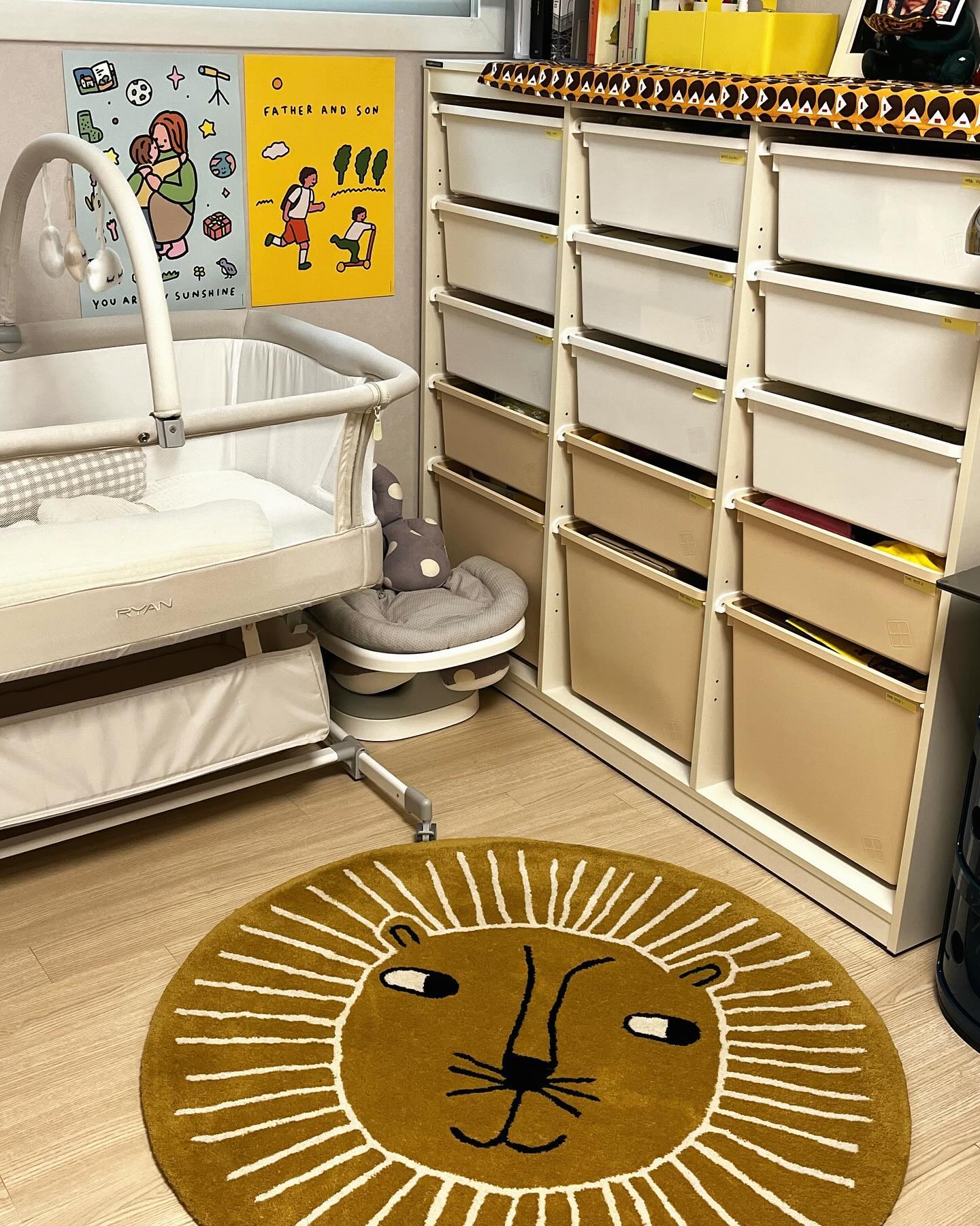 오이오이 사자러그가 내게왔다🦁
취향을 백프로 알아준 칭구들 고마우

쪼마난 러그인데 비싸서 못사고 있었눈데
복받아따🥹
똘망이 잠깐 쓰게 나중엔 내가써야지~~~

#oyoy 
#oyoylionrug 
#오이오이 
#아기방 
#아기방인테리어소품