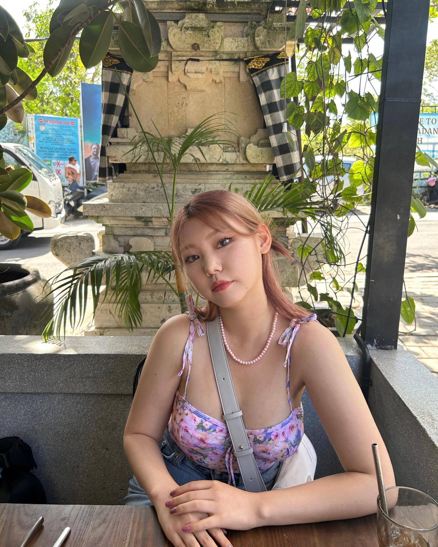 canggu beach에서 겁없이 태닝하다 
zimbaran에서 gg 친 여성 
가디건 없인 안 다녀요 
등에 거북이 등딱지 자국이 생겼거든요