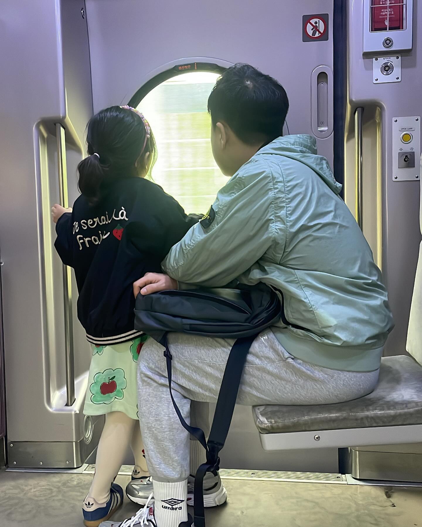 기차예매 안한 엄마 덕분에 대전도 가보고 서서 기차도 타보고🚅  담부턴 차타고 오자고 기차는 너무 힘들다던…👧🏻 엄마 잔소리 안할께 아프지마❤️❤️