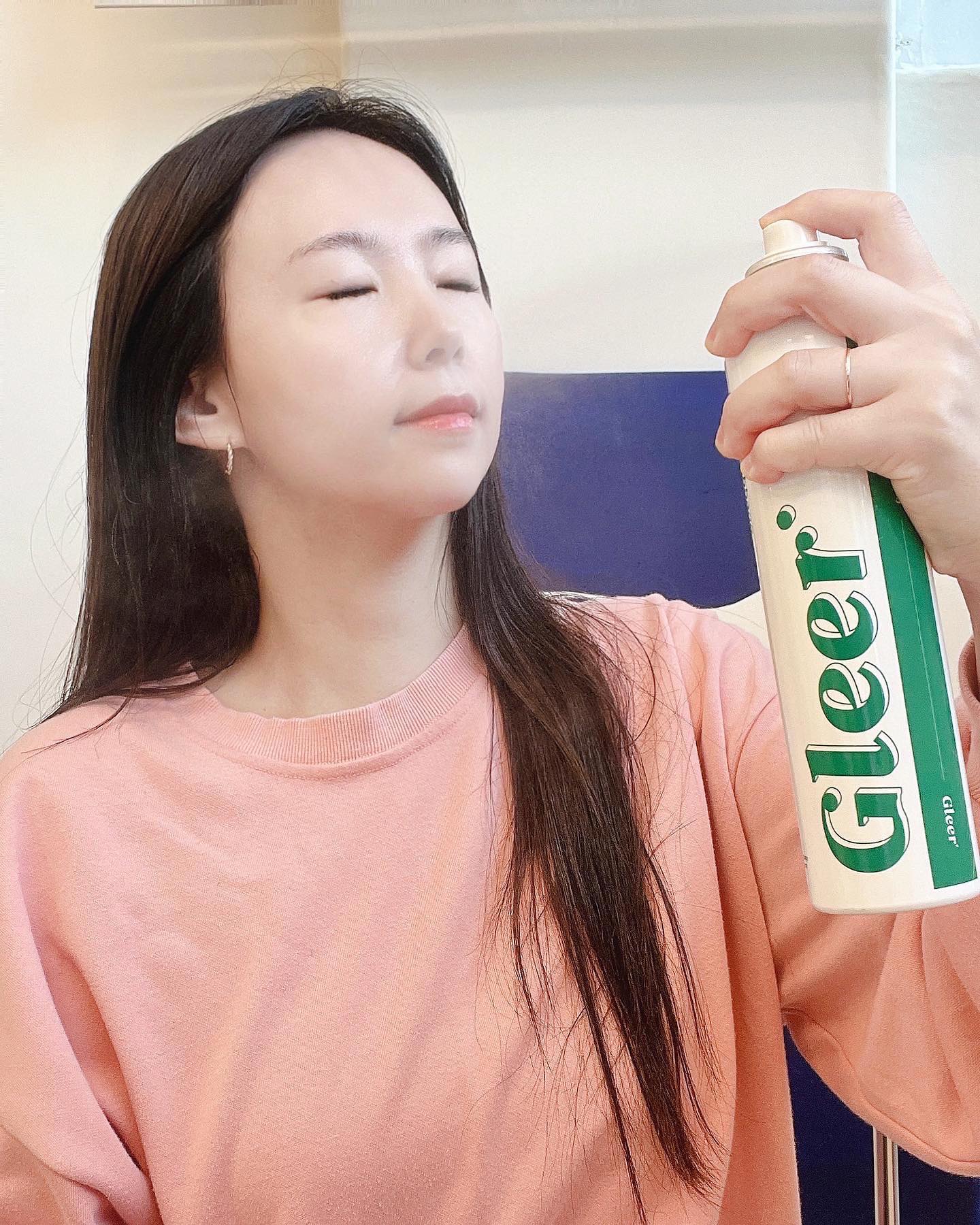 #협찬 gleer_korea 
칙-착-홉 3초!
세안하며 무너진 pH밸런스는
약산성 양배추토너 스프레이를 뿌려요🥬

양배추 함량이 무려 82%!
안개분사 스프레이 방식으로
칙 뿌리고 찹찹찹 양손으로 톡톡 두드려
흡수만 하면 끝이니까 세상 간편하죠오🫧

건조함에 고통받는 수부지피부라면
캐비지토너로 흡토, 촉촉하게 케어하기💚

#글리어 #수분토너 #양배추토너 #토너추천 #진정토너추천