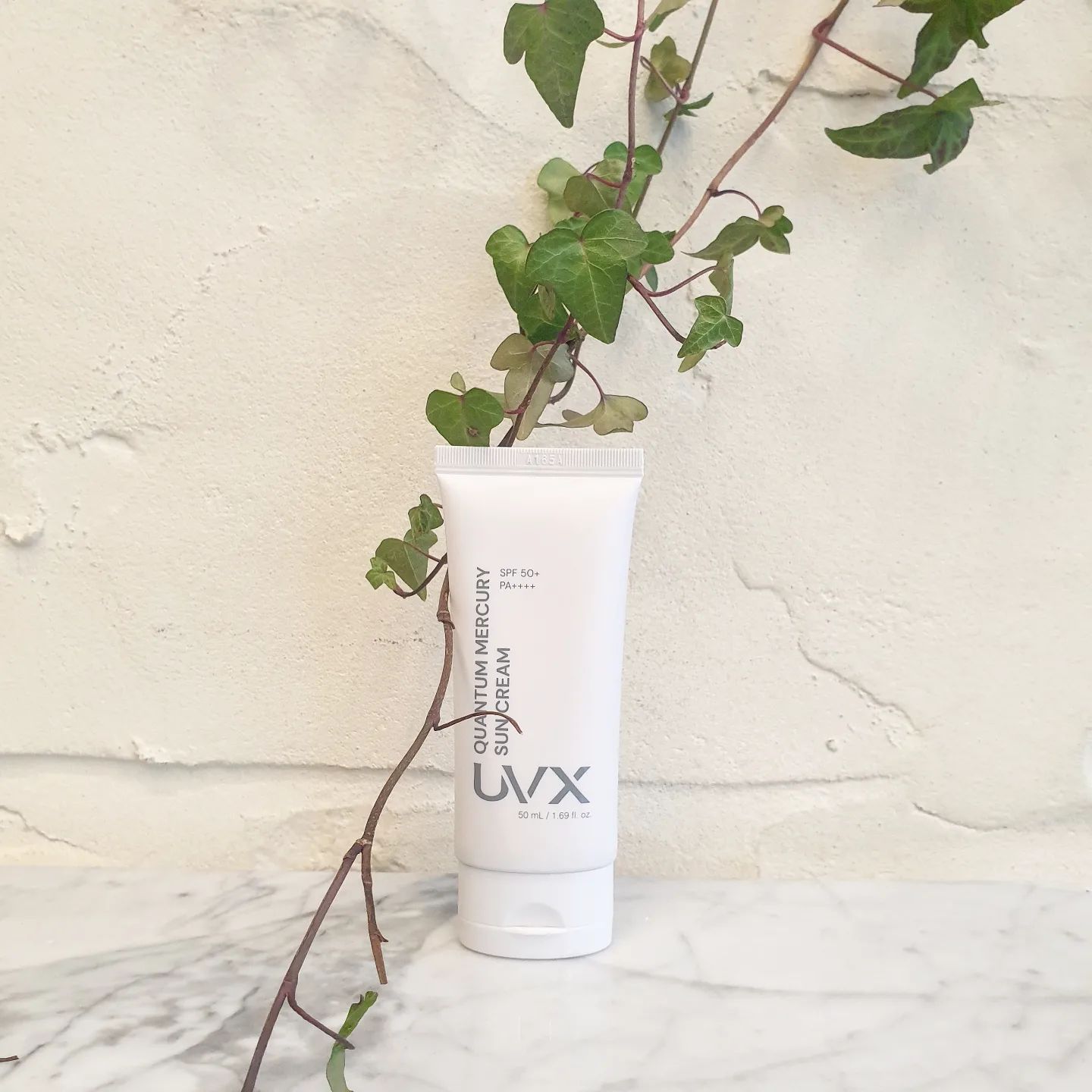 #협찬 uvx_suncare #머큐리데일리선크림 #UVX
수분에센스가 무려80.6%나 @.@
선크림이지만 속건조함을 잡아주는 수분폭탄 UVX의 선크림을 만났어요
.
수분에센스 함량이 높아서인지 부드러운 발림성은 당연!
백탁현상은 1도 찾아볼수 없고 들뜸없이 발라지는 데일리선크림이예요
.
집에서도 선크림 발라야한다고하잖아요 
.
저는 수분에센스 선크림을 집에서 바르는데 다른 선크림들과 달리 텁텁한 느낌이 없어 가볍게 바르기 딱이였어요
.
데일리 선크림 찾으신다면 수분폭탄 UVX 머큐리선크림으로 겟!
#08L #촉촉한선크림 #피부진정 #맛집 #태양차단 #신상품나왔을땐 #수분 #뷰티 #뷰티루틴 #피부보습 #제품
