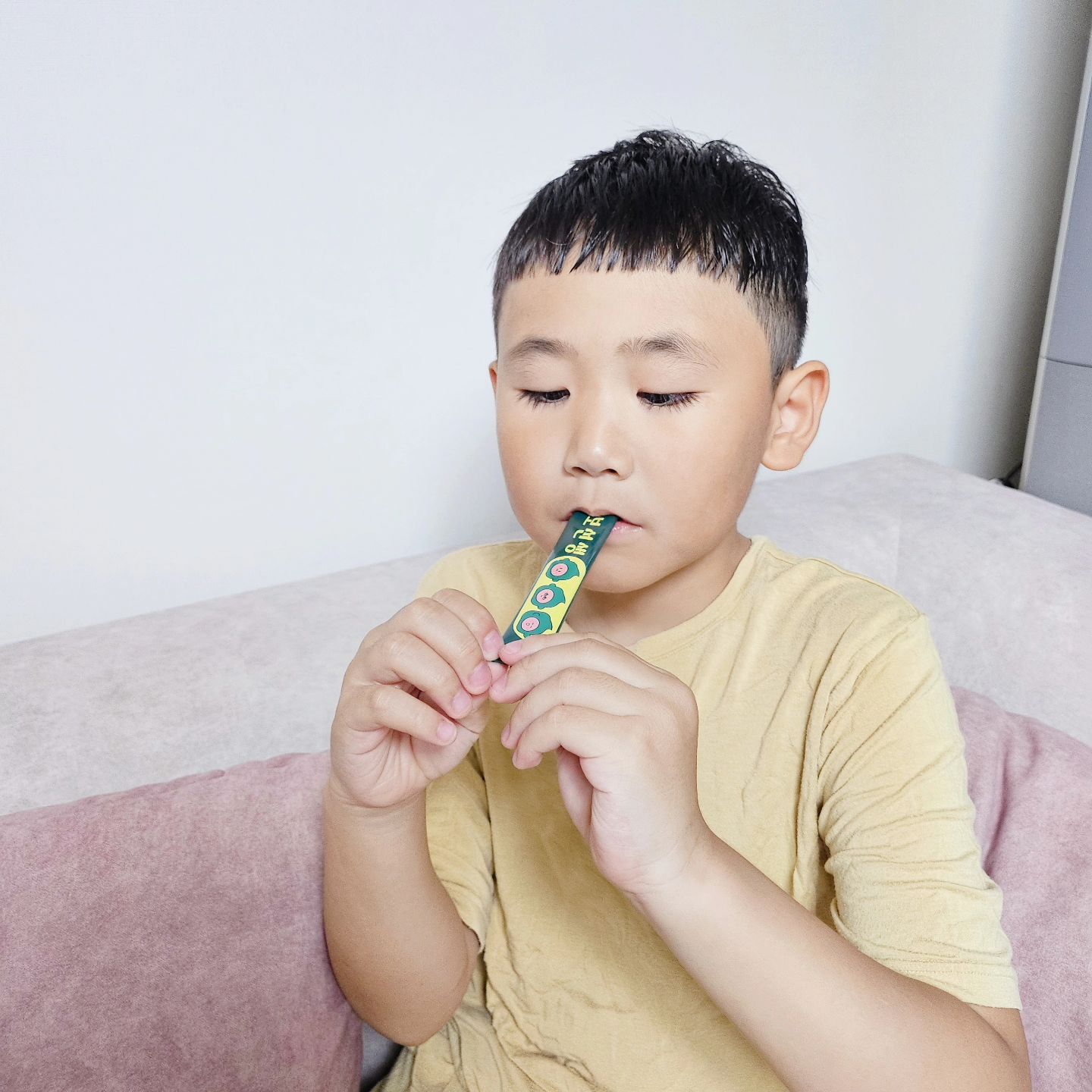 제품제공

요즘 꼬로나도 그렇고 환절기 다가오며 비염도 그렇고
미리미리 대비하고~ 면역력 높여줘야 해서 준비한
곰보선생 곰보배추시럽!

꾸준히 먹어주는게 중요하기 때문에~
벌써 두박스째 먹는중이고요 - ㅎㅎ

작두콩,수세미,곰보배추,생강,배,도라지,모과,유자 등
모든 원재료 = 국내산!

합성원료 일절 XX
설탕이나 기타 당을 많이 함유하지 않아서
아이들 간식으로도 좋고~
묽은액상 타입이에요.

추출물 고형분 함량이 무려 5.5% 이상으로
프리미엄 제품으로 전 곰보배추시럽은 무조건
곰보선생 먹이고 있어요
요건 진짜 환절기 시작 전 꾸준히 먹여야 해요! 필수!

#곰보배추시럽 #곰보선생