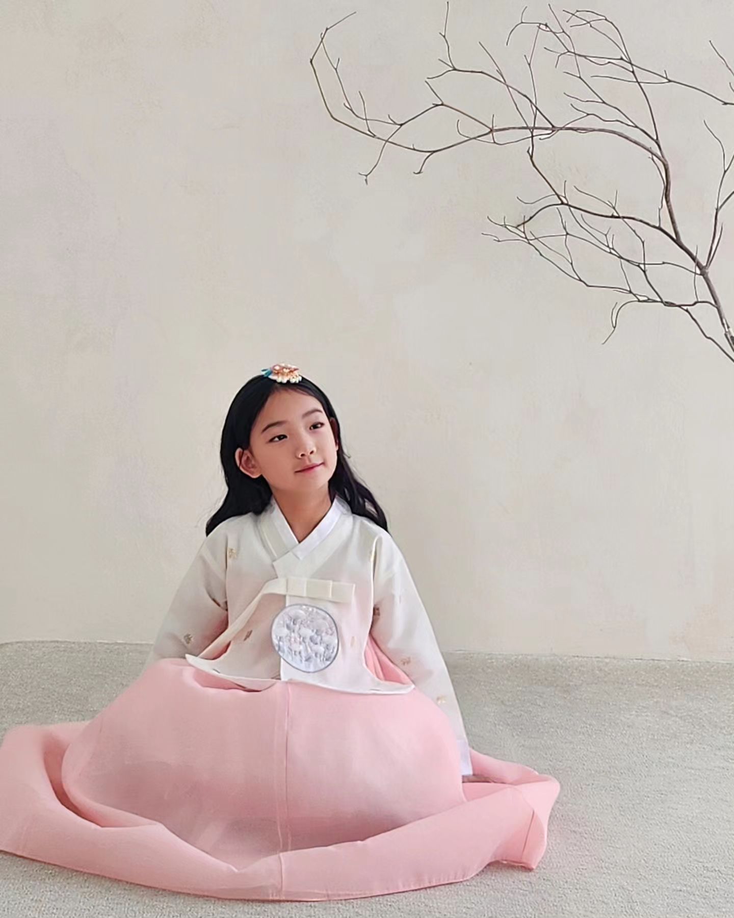 아침촬영은 너무 힘들어🥹
눈도 붓고 ... 못난이 상태에서 촬영 시작 🤣 

pandahana_official
🏷붓꽃소리한복세트 8호 피팅 
👩설이는 122cm,21kg 8호 잘맞아요 🩷

ayoon_photography 감사해요 작가님🩷

#단아한설#한복설이#키즈한복#키즈한복모델#판다하나