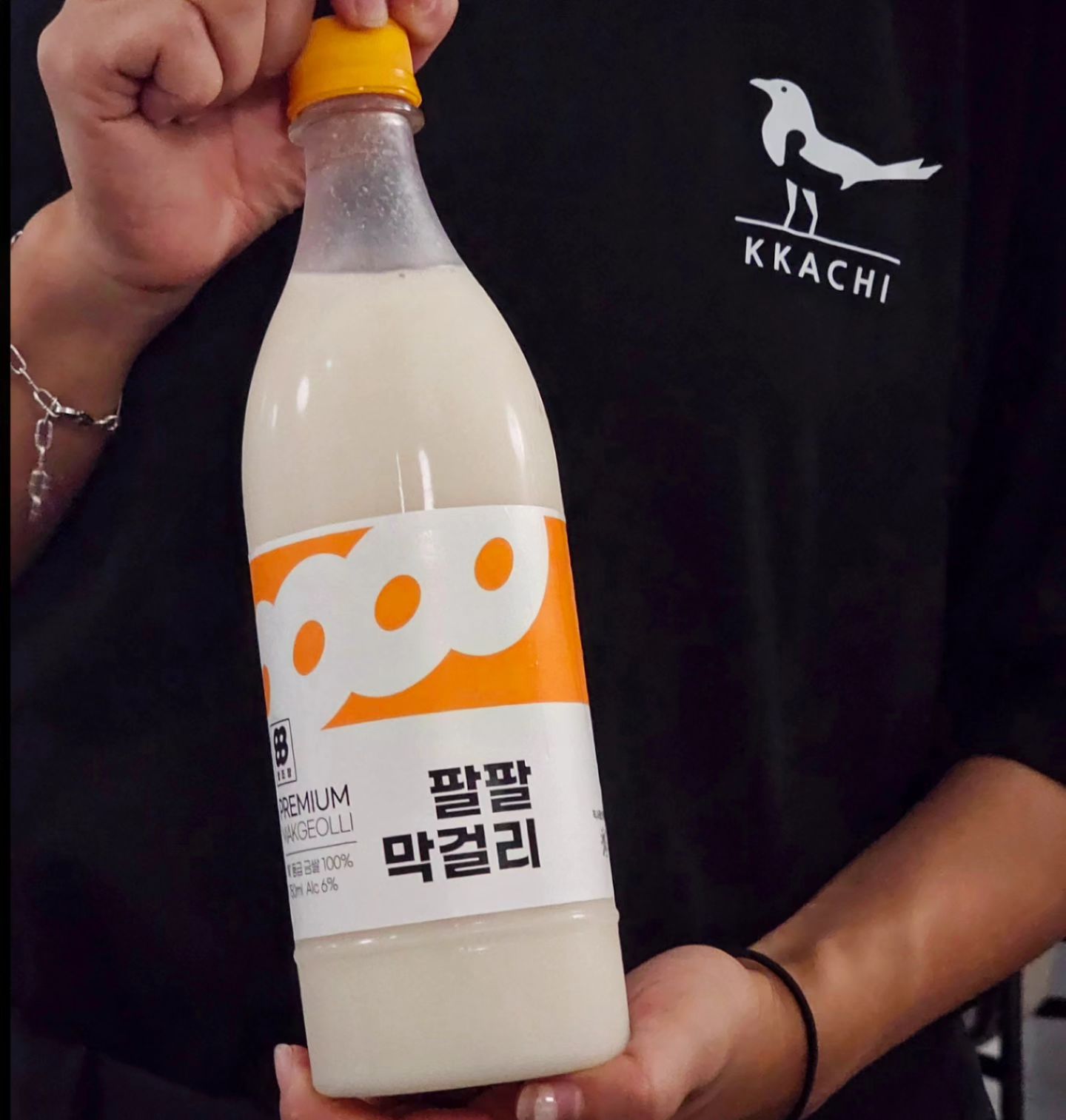 전통주바 ohbogang 에서 처음만나 까치에서 재발견한 #88양조장 #88막걸리

인터넷으로 구매하면 한 병에 5000원 정도의 착한가격에 만나볼 수 있다🤭 막걸리는 유통기한 짧은거 아시죠..! 냉장고에 넣어두고 냉큼냉큼 꺼내 마셔야함(저도 왜인지는 알고 싶지 않았습니다....)

🧡팔팔막걸리🧡
내용량: 750ml
알코올 : 6%
원재료 : 김포금쌀
유통기한 : 제조일로부터 30일

#양조장 #막걸리 #막걸리추천 #막걸리맛집 #막걸리집 #전통주 #koreanalcohol #makgeolli #ricewine